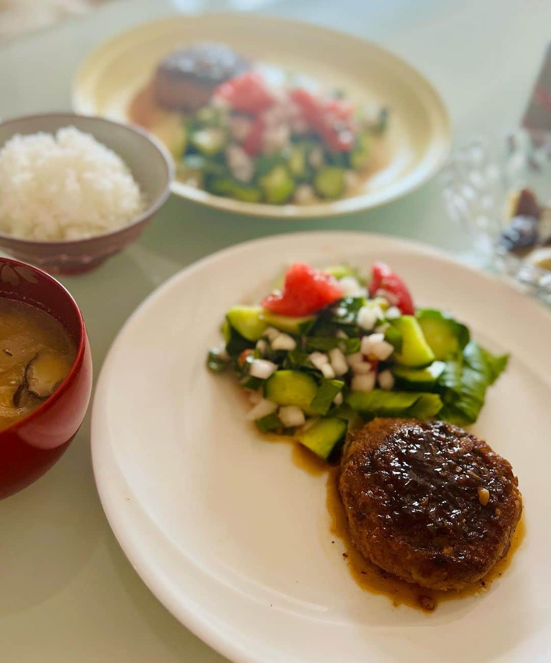 杉本彩さんのインスタグラム写真 - (杉本彩Instagram)「* * 京都「オノウエ」さんのオーガニックプラン『ヴィーガンシリーズ』のハンバーグとビシソワーズ🍽️  オカラがベースのハンバーグ、食感が良くなって、さらに美味しくなってます😃  レモンポン酢のタレがこのハンバーグととてもよく合い、ごはんがすすみます👍  ビシソワーズも最高✨  @organic_plan2021  #京都オノウエ #オーガニック #ヴィーガンハンバーグ #ヴィーガンビシソワーズ」7月15日 19時30分 - sugimoto_aya0719