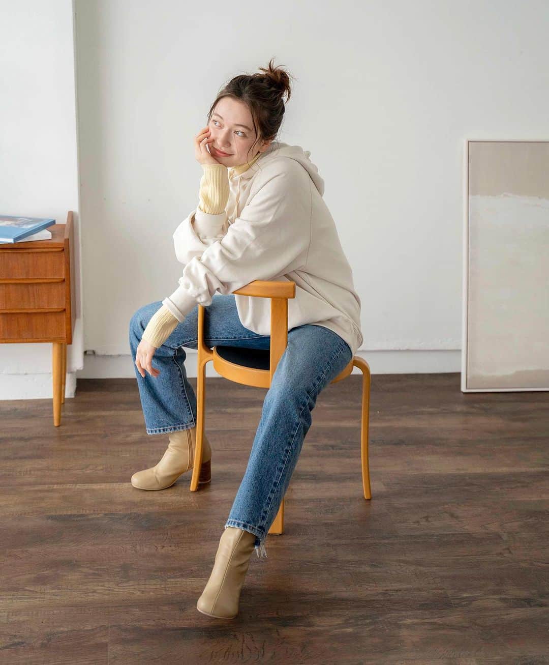 のインスタグラム：「【Ungrid  Levi's® 28L 再予約のお知らせ】  Levi's®別注　501®　90’S  L28の再予約が決定いたしました。  再予約スケジュール🗓️ RUNWAY channel  »7.17(mon) 12:00pm-  ZOZOTOWN  »7.17(mon) 0:00am- . . . ✔️デザイン ・大人気モデル「501® 90’s」をベースにUngrid特有のヴィンテージ加工を落とし込みました。 ・裾部分にはクラッシュ加工をアクセントにし、後ろ姿にもポイントを。  ✔️デザイナーから聞いた今年の注目ポイント！ ・加工感は今年もUngridベースでヴィンテージライクなムードを落とし込み、秋冬に使いやすい中色カラーでスタイリングにも馴染む色合いに。  ✔️デザイナーから聞いたサイズ、レングスの選び方 ・小柄な方でジャストで履きたい方はL28を。 ・また、今回はウエストのサイズは24、25，26の3サイズですがレングスはどのウエストサイズでもL28、L30を用意しています。 ウエストサイズをゆったり26インチを選んでもレングスは短めのL28で履いて頂くことができ、身長だけでなく、体型や骨格に合わせても選びやすいサイズ設定になっています。  ■Levi's®別注　501®　90’S  L28 (112352450101) PRICE：15,400- ( tax in ) SIZE：24 , 25 , 26 COLOR：BLU  ■Levi's®別注　501®　90’S  L30 (112352452001)  PRICE：15,400- ( tax in ) SIZE：24 , 25 , 26 COLOR：BLU  #Ungrid  #Ungrid_official #Ungriddenim #Levis #levis_ungrid  ーーーーーーーーーーーーーーーーーーーーーーーーーーーー ☑︎商品詳細は製品タグ or TOPページURLよりチェック » @Ungrid_official ・ ・ ☑︎全国のスタッフのスタイリングを毎日更新中！ » @ungrid_staffsnap」