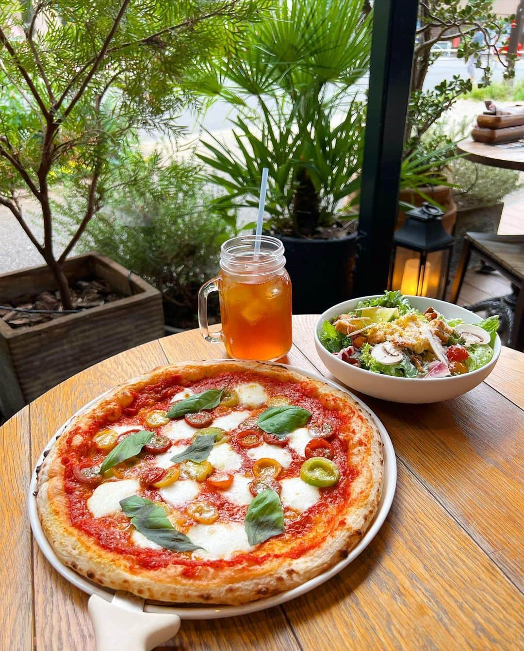 玉井らんさんのインスタグラム写真 - (玉井らんInstagram)「駒沢公園でランチ🍴ちゃこと . . 📍Mr.FARMER 駒沢オリンピック公園店 テラス席はわんちゃんOKでした🐕🐩 . . ピザもサラダも美味しくて最高だった、駒沢公園の近くって犬OKのお店多いんだね、嬉しい🐶❤️この日は曇りで風が気持ちよかったけど、7月8月は暑いし次のお出かけは秋かなぁ . . #駒沢公園 #犬ok #犬okカフェ #犬同伴可 #mrfarmer #駒沢グルメ #イタリアン #マルパピ #パピマル #ミックス犬 #犬とお出かけ」7月15日 19時42分 - ran_tamai