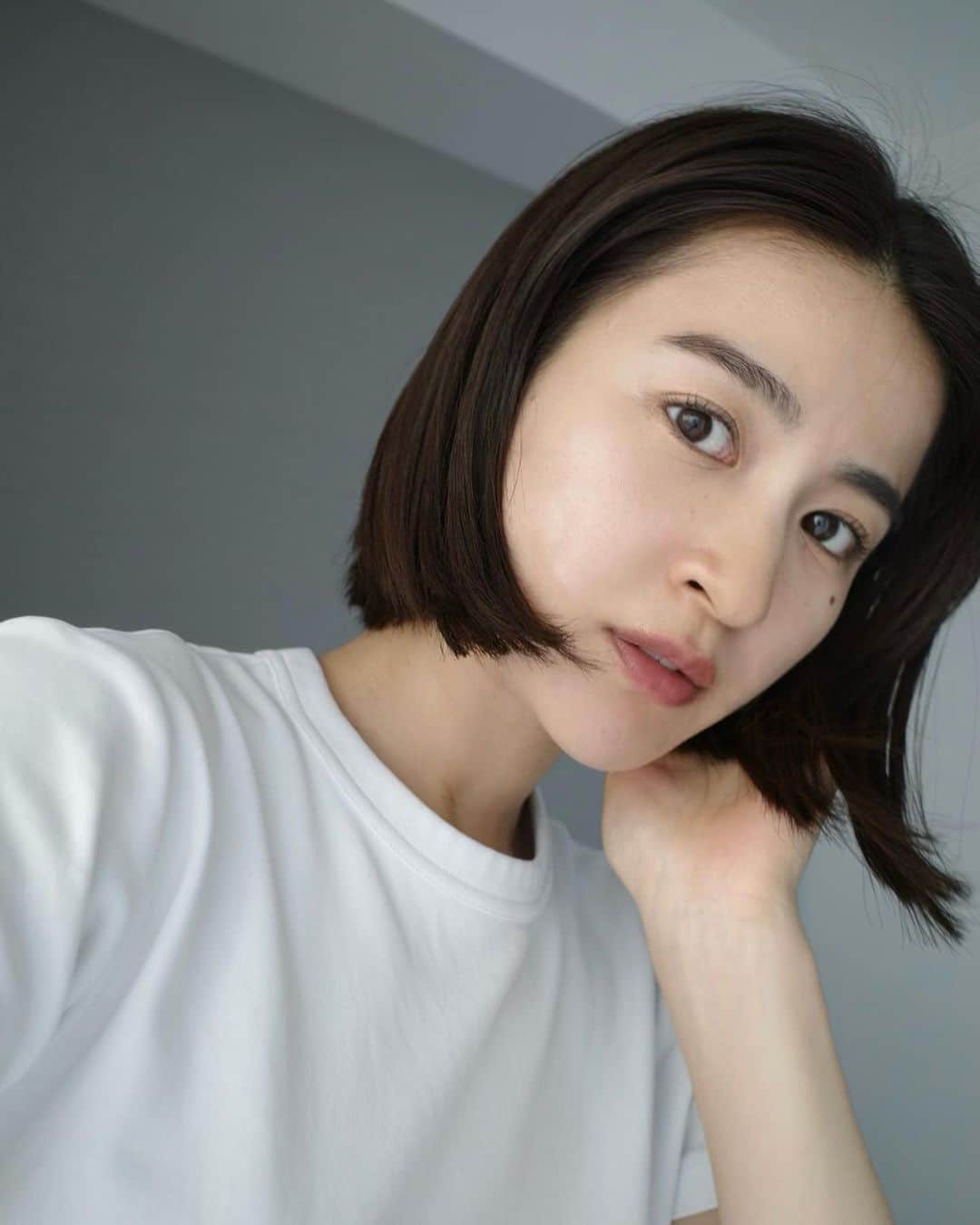 のインスタグラム：「good morning.  今日も朝から念入りにスキンケア。 夏はお肌の悩みが1番増える気がする。  暑さで毛穴が開いたり汗をかいたり、 かと思えば冷房で冷えたり乾燥したり。  SK-II「ピテラ™️エッセンス」は 独自の特別な酵母株から生まれた唯一無二の 自然から恩恵を受けた成分で、 さまざまな肌悩みによりそってくれる◎ しっかり頼っていきたいと思います。  お肌のターンオーバーは28日間なので （年々ゆっくりになっていると聞きますが） 使い続けた後のお肌が楽しみだな。  シンプルケアでトラブルのない、 透明感あるお肌になりますように☺︎  @skii  ピテラ™️:特別な酵母の株から、独自のプロセスで発酵させ生み出した、 SK-IIだけの天然由来成分( SK-II独自のガラクトミセス培養液-整肌保湿成分)  #SKII #フェイシャルトリートメントエッセンス」