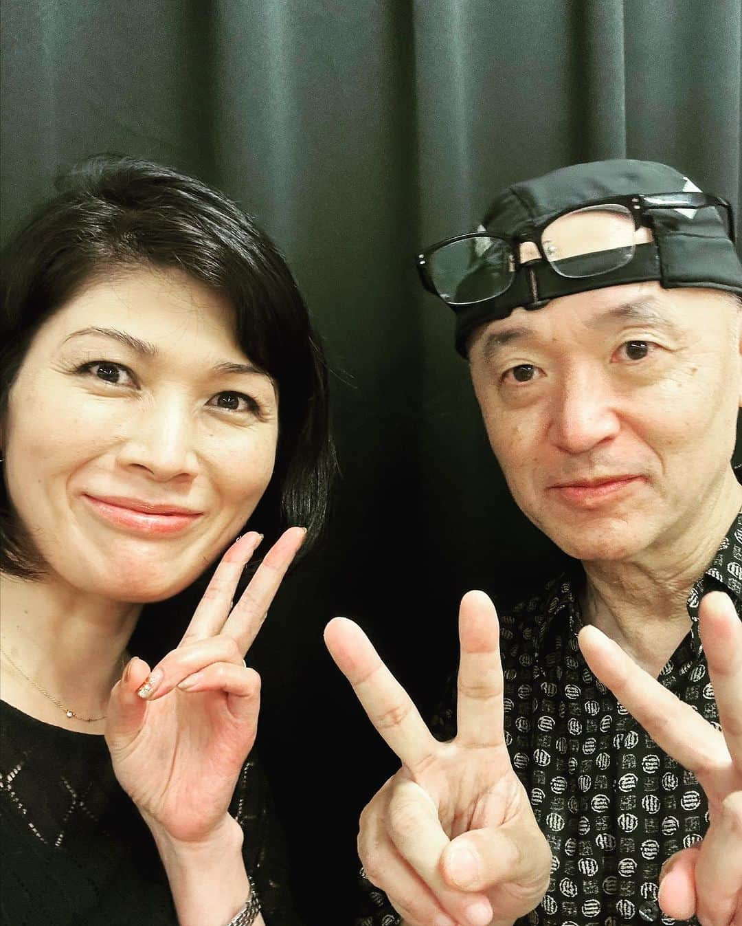 岡本安代のインスタグラム：「【辰巳琢郎さん&パッパラー河合さん】  舞台『シーボルト父子伝】の顔合わせがありました。  爆風スランプがど真ん中世代の私は、今作品で音楽も担当されているパッパラー河合さんとお会い出来て、大感激！ とても気さくで明るくて、ステキな方でした！  シーボルト役の辰巳琢郎さんにも初めましてのご挨拶。読み合わせの段階から、その迫力に圧倒されてしまいました。す、すごい。。 でも、お話しすると、とっても穏やかで、優しくて、ジェントルマンとはまさにこのこと！  今回、私は辰巳琢郎さん演じるシーボルトの娘イネ役を演じさせて頂きます。  日本人初の女医であり、産婦人科医。  日本の歴史に欠かせない存在だけに、セリフも多く、プレッシャーもありますが、イネさんの生き様とその魂をしっかりと受け止めながら、大切に演じさせて頂きたいと思います。  総監督は99.9やTRICK、民王などの作品で知られる 木村ひさしさんをはじめ、 国生さゆりさんや山崎裕太さん、演出まで手がける主演の鳳恵弥さんなど、 素晴らしい役者さん達とご一緒できる今作品。 今からとても楽しみです。  先行予約は本日から２３日までとなっております。  https://s.confetti-web.com/detail.php?tid=73620&  #シーボルト父子伝2023 #走り続ける岡本家 #岡本安代 #アナウンサーから女優へ #第二弾 #シーボルト来航200年」