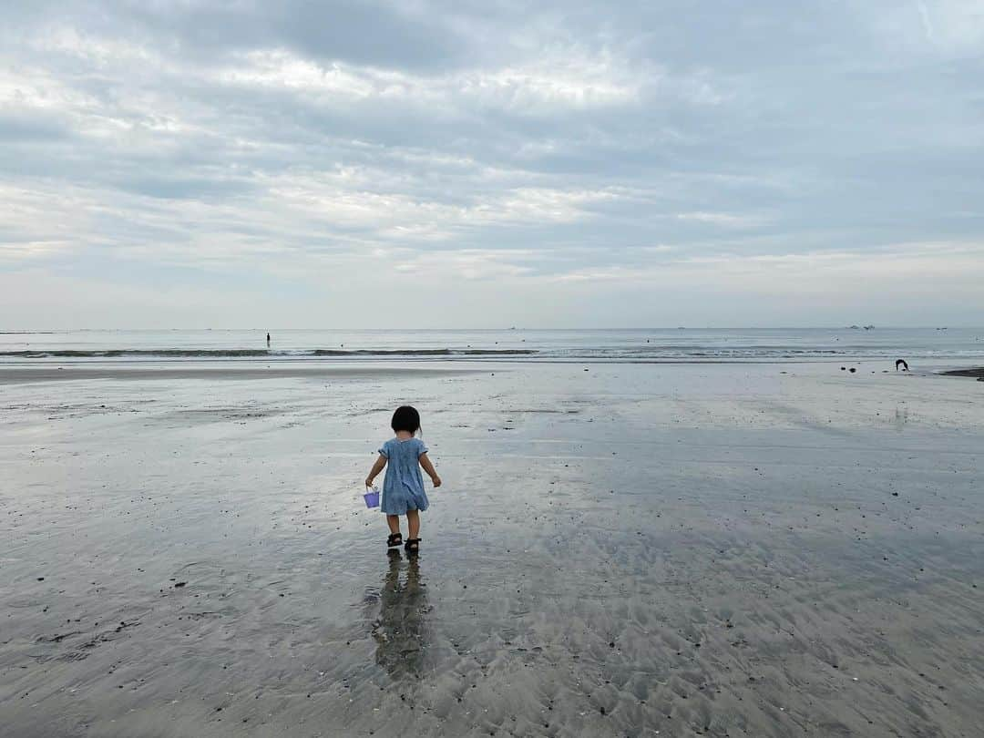 井村亜里香のインスタグラム：「am8:00🍒 朝の海の空気がとても心地よい🫧  #kamakura#kamakurajapan  #beachlife#beach#zaimokuza  #鎌倉#材木座#朝活#朝散歩 #海#海のある生活#子供のいる暮らし」