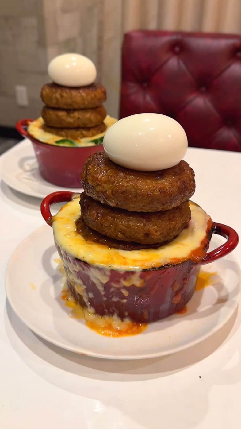のインスタグラム：「🍝溢れるチーズのハンバーグボルケーノパスタ🍝 ㅤㅤㅤㅤㅤㅤㅤㅤㅤㅤㅤㅤㅤ 新宿にあるArk Loungeさん(@arklounge_shinjuku)の 「ハンバーグボルケーノパスタ」2200円 ㅤㅤㅤㅤㅤㅤㅤㅤㅤㅤㅤㅤㅤ 新宿駅から徒歩3分ほどのところにあるArk loungeさんは、チーズ料理が名物のイタリアン！ ㅤㅤㅤㅤㅤㅤㅤㅤㅤㅤㅤㅤㅤ 今回食べたのは新作のハンバーグボルケーノパスタ🍖🧀  ボルケーノパスタとは、麺とチーズを鍋に入れ窯焼きにしたボリューム満点あつあつの新感覚パスタのこと！ ㅤㅤㅤㅤㅤㅤㅤㅤㅤㅤㅤㅤㅤ ハンバーグボルケーノパスタはこんがり焼いたチーズの上にチーズインハンバーグを3段重ねにのせて、中に具材たっぷりの特製ナポリタンをぎっしりと詰めてあります🍝 ㅤㅤㅤㅤㅤㅤㅤㅤㅤㅤㅤㅤㅤ パスタをかき混ぜるようにして持ち上げると太めの麺にチーズがしっかりと絡んでくれて、超濃厚で贅沢な味わいを楽しむことができました！  上にのっている肉厚なハンバーグの中にもとろとろのチーズが入っていて、そのまま食べるのはもちろん崩すようにしてナポリタンと一緒に食べてもめっちゃ美味しかった🤤🤤 ㅤㅤㅤㅤㅤㅤㅤㅤㅤㅤㅤㅤㅤㅤㅤㅤㅤㅤㅤㅤㅤㅤㅤㅤㅤ ちなみにこのメニューは数量限定なのであらかじめ予約してから食べに行くのを忘れずに！ ㅤㅤㅤㅤㅤㅤㅤㅤㅤㅤㅤㅤㅤ あと新宿にはArkの店舗が2つあって、これは新宿駅西口近くのArk loungeの方のみで提供しているので間違えないように気をつけて！ ㅤㅤㅤㅤㅤㅤㅤㅤㅤㅤㅤㅤㅤ かなりおすすめ！！ ㅤㅤㅤㅤㅤㅤㅤㅤㅤㅤㅤㅤㅤ —————————————— 📍東京都新宿区西新宿1-4-5 明広ビル4階 ⏰11:30〜15:00 17:00〜23:00 🛌無休 🚃新宿駅から徒歩3分 —————————————— #PR #新宿グルメ #新宿ランチ #arklounge #アークラウンジ  #ハンバーグボルケーノパスタ #ボルケーノパスタ #チーズ #シカゴピザ #cheese #tokyo   #東京観光 #東京旅行 #東京ランチ #新宿ディナー #新宿 #カフェ巡り #カフェ好きな人と繋がりたい #ごはん記録 #おいしい #ハンバーグ #japantravel #japantrip #japanesefood」
