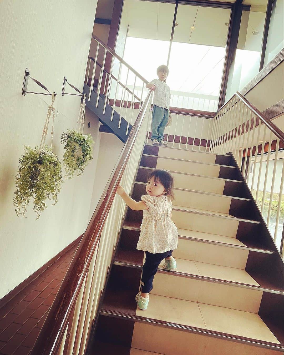 恒松あゆみのインスタグラム：「土曜日の兄妹。   #6歳8ヶ月 #1歳11ヶ月   #テアトルアカデミー #子役 #モデル   #ファミレスの入口にて」