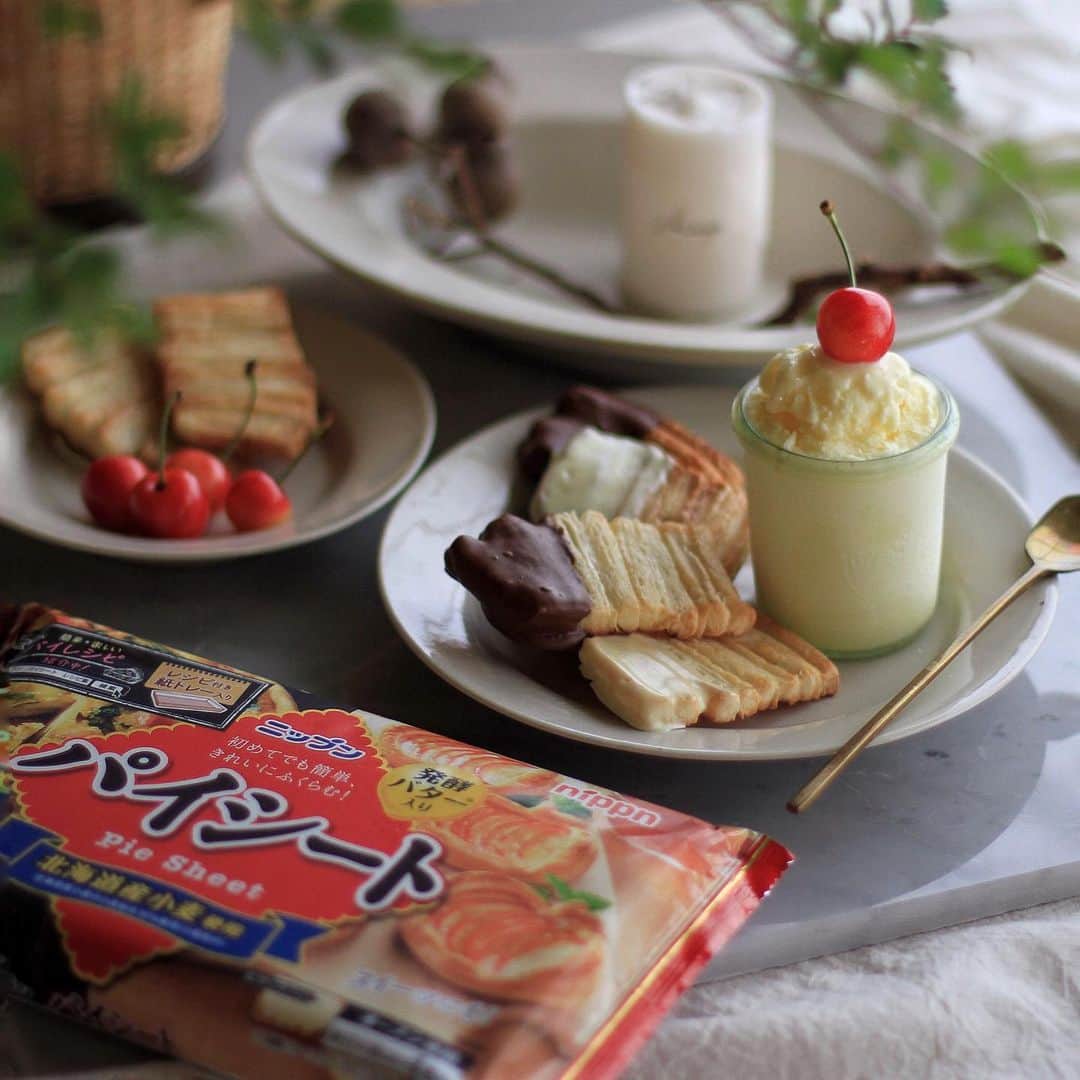 こずえのインスタグラム：「2023.7.15  こんばんは！ ニップンアンバサダーとして活動しています🙋🏻‍♀️  今日はお菓子作り大好き長女と 夏休みに作りたいパルミカレを作りました！  ハートの形でお馴染みパルミエの 四角いバージョンがパルミカレだとか。 韓国お菓子に詳しいニップンアンバサダーの ゆうたくん @yutaokashi  なら知ってるかな🫣 今度聞いておきます📝  【パルミカレ アイスディップ】  ニップン 冷凍パイシート ── 1枚 水 ── 少々 グラニュー糖 ── 適量 チョコレート ── お好みで フルーツ ── お好みで   ニップン めちゃらくアイス ── １袋 牛乳 ── 　150ml    ① ニップンめちゃらくアイスを表示通りに作っておく。 ② パイシートを少しやわらかくしたらハケで水を塗りグラニュー糖をまぶす。 ③ シートを半分に切り片方をもう片方に重ねる。 ④ ②〜③をもう2回繰り返す。 ⑤ 生地をラップで包んで冷凍庫で15分ほど寝かせる。 ⑥ 寝かせた生地をなるべく1㎝幅に切る。 ⑦ 200度に温めたオーブンで10分焼く。 ⑧ 焼き上がったパイにお好みで溶かしチョコレートをかける。 ⑨ 作っておいたアイスとパイ、フルーツをうつわに盛り付けたら完成！  冷凍パイシートとめちゃらくアイスを使ったら 手作り感はあるのにとっても簡単に作れます！ 夏休み子どもと一緒にぜひ🫶  #PR#ニップン#nippn#おうちカフェ#おうちカフェ部#ホームカフェ#おうちスイーツ#手作りお菓子#手作りスイーツ#スイーツ作り#パイ#パイシート#パイシートレシピ#冷凍パイシート#手作りパイ#サクサク#焼き立て#手作りおやつ#おうちおやつ#簡単おやつ#簡単おやつレシピ#簡単スイーツ#簡単スイーツレシピ#保存に便利な個包装#北海道産小麦使用#初めてでもきれいに膨らむ#親子クッキング#中の紙トレーにアレンジレシピ#発酵バターの豊かな香り#甘すぎないからお食事系にも」