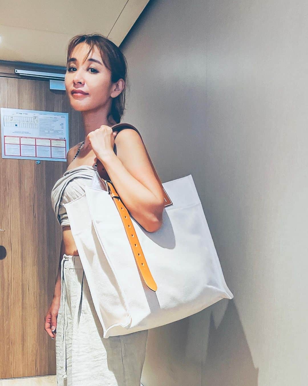 鈴木紗理奈のインスタグラム：「連日ビーチ三昧でした💙  何より仕事優先してきた私ですが子供ができてから家族の時間を優先してます。 長い人生子育てなんて一瞬やしね、一緒に楽しまないとな‼︎  みんなそれぞれが自分らしく生きていける寛容な社会でありますように😊 ︎」