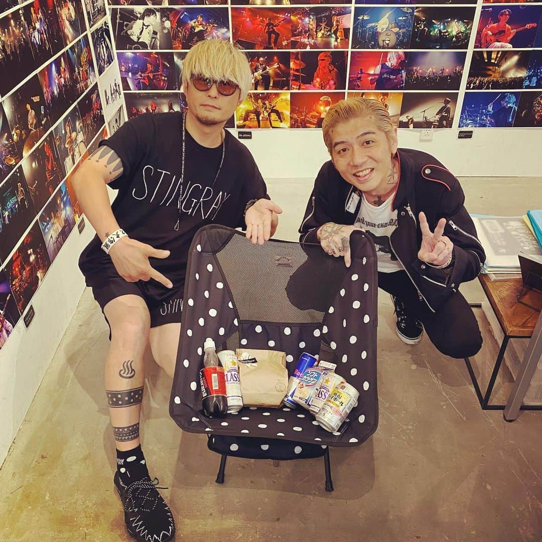 のインスタグラム：「【札幌サウシュー写真展 &STINGRAY三日目終了！】 明日も12-19時でススキノのTWLVにて(中央区 南7条西3丁目2-15 ユニバーサルアテネビル3F)お待ちしてます！僕は全日程ワンオペでずっと居ます！JOIN ALIVE前後に！これからカウンターアクションでDJイベント！1000円で気軽に見れるので一杯飲みに是非カウンターへ！乾杯しましょう！  #stingray #streetfashion #dot  #ドット #札幌  #ストリート　  #oneokrock  #ストレイテナー #fomare  #プッシュプルポット #androp #thebackhorn #ビレッジマンズストア #thepillows #ren  #frontierbackyard  #dopingpanda  #hawaiian6  #thebandapart #fomare」