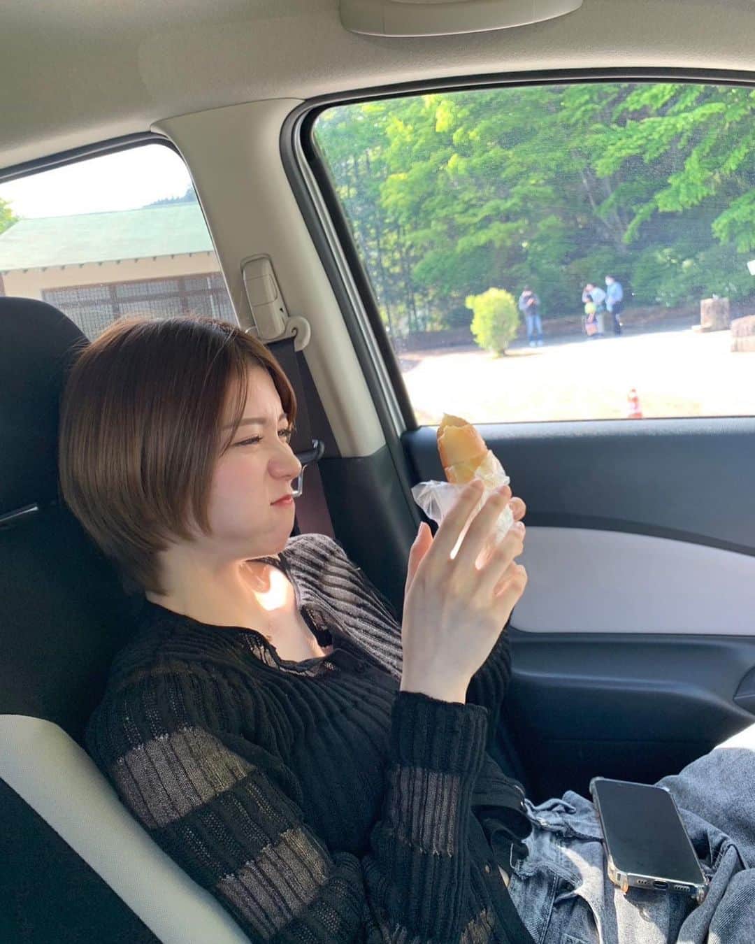 羽柴なつみのインスタグラム：「お腹空きすぎてご飯前にパン食べちゃってる… 許せ？？？」