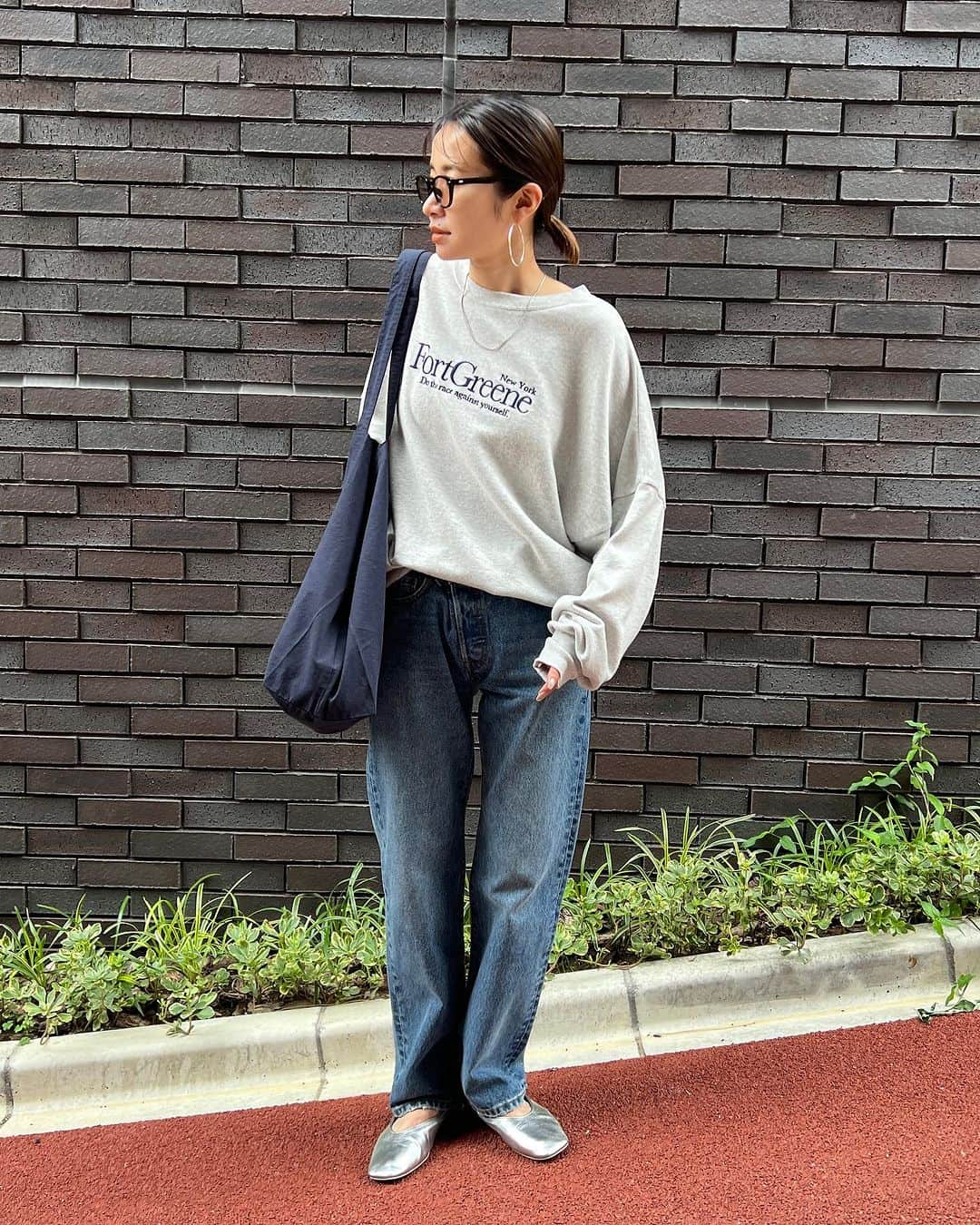 Ungrid staff snapのインスタグラム：「フロントの刺繍デザインがキャッチーなWEB限定スウェット👓  @aki_ishikuro_ 166cm  #刺繍ロゴルーズスウェット ¥7,150(tax in) オフホワイト/ライトグレー/チャコールグレー/ネイビー × Levi's®︎ 別注 501 90s L28 ¥15,400(tax in) ブルー  カラーによってロゴのデザインが違うので、いろち買いもしたくなる！身幅とスリーブにはボリュームがあり、デニムと合わせてメンズライクに着ても可愛い😍  ーーーーーーーーーーーーーーーーーーーーーーーーーーーー ☑︎商品詳細は製品タグ or TOPページURLよりチェック   » @Ungrid_staffsnap  #Ungrid #ungrid_official #ungridコーデ #アングリッド #カジュアル #カジュアルコーデ #カジュアルスタイル #シンプル #シンプルコーデ #シンプルスタイル #levis #リーバイス #デニム #デニムコーデ #デニムスタイル #スウェット #スウェットコーデ #スウェットスタイル #秋コーデ #秋スタイル」