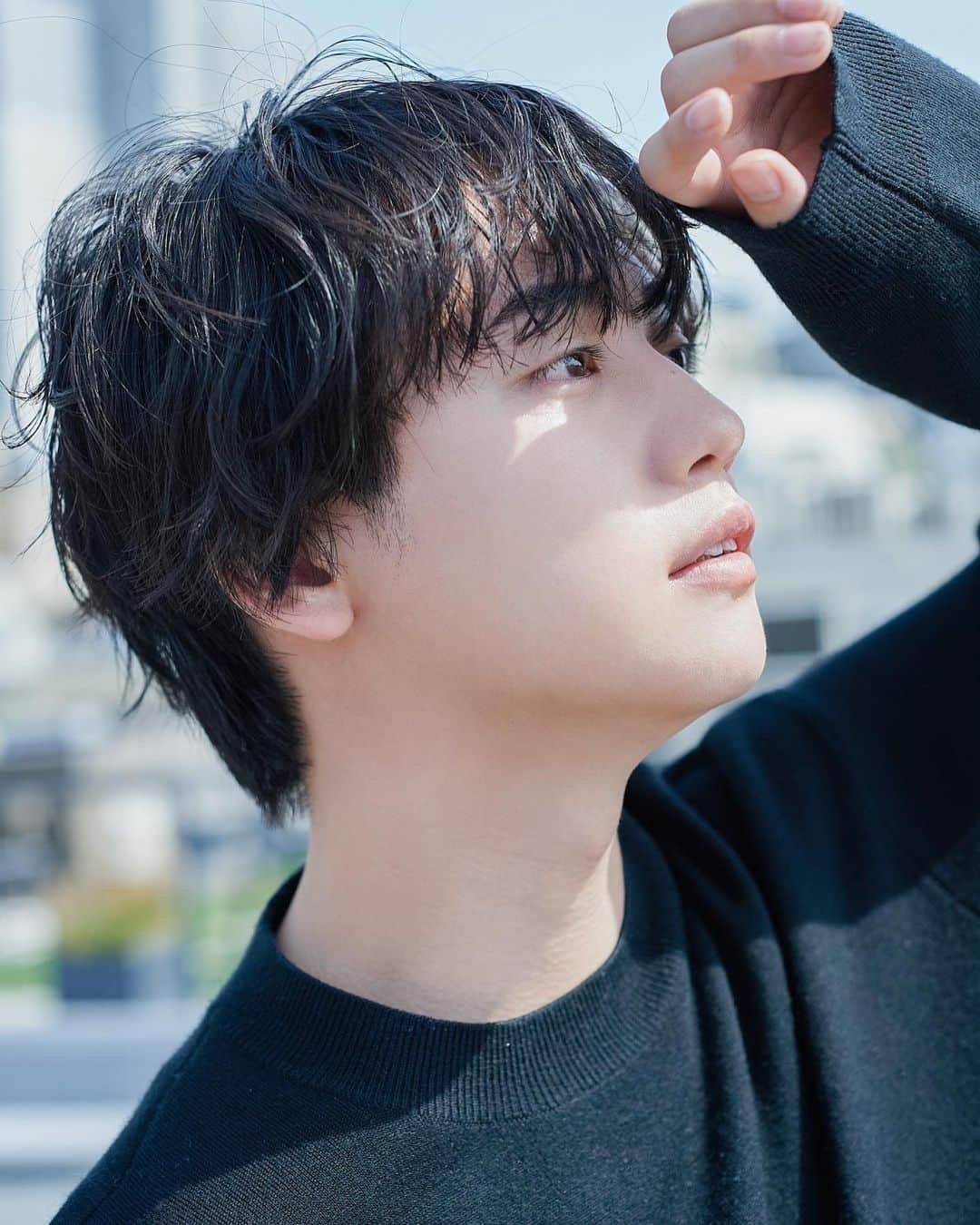 ゆうたろうのインスタグラム：「きちんと現実と向き合って、自分の人生をしっかり歩みたいな、生きたいなって思って少しだけ、ほんの少しだけSNSと離れ離れな生活を送ってました。  掃除したり、美術館行ったり、お花見に行ったり、友達とお泊まりしたり、久しぶりに自炊したり、映画観たり何も考えない時間作ったり。たまにはひとりでお酒飲んだり、推しグッズ袋いっぱい買ったり。  魅せたい自分と見られたくない自分。  SNSやっててこの時代に生きてる人はみんなあると思う。僕もこの仕事してたらめちゃくちゃあって。見栄の為に写真撮って、評価されたくて載せて。日々SNSの世界で魅せたい自分を作り上げてる。  じゃなくて自分自身を満たす為にしなきゃいけない事が他に沢山あるんじゃないのかなって。  便利なツールだけどある意味怖いよね、知らない所で勝手に救われて、そして簡単に殺せる。そんな身近で、どうしようにも出来ちゃうものを僕達は日々手にしていて、扱ってる。ひとりの発信者として責任感をもう一度見つめ直さなきゃならないね、大袈裟かもだけど。  さ！ここからは切り替えて！明日12時~20時で久しぶりのサントニブンノイチ大阪店出勤です。現実をしっかりと踏み締めて、来てくれるみんなとの楽しいひと時にしたいなって思ってます。今回もお洋服を一緒に選ぶ時間はないんだけど、お土産も持って来たからお買い物してくれた順に渡しちゃうね〜  なんだか長くなっちゃってごめんね。 これからもみんな変わらずよろしくねラブ〜☺️🫶🏻」