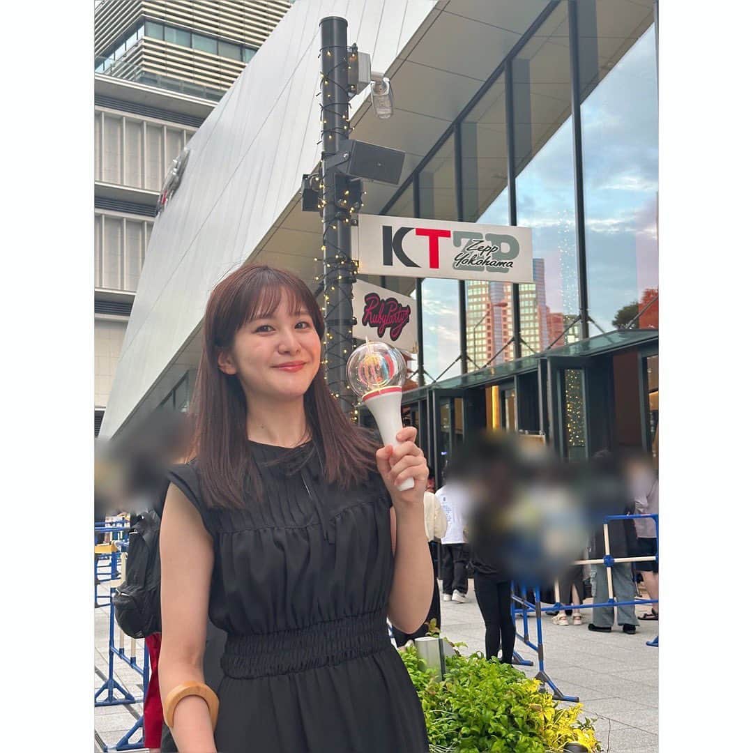 のインスタグラム：「. #今日の推し活 📣 2023 STAYC FANMEETING “SWITH Gelato Factory” in Japan に行ってきましたよ❣️ パフォーマンスにトークに盛りだくさん🥹豪華なジェラートパフェでした☺️🍦 生歌だって信じられないくらいの完成度の高さに毎回感激してしまう。ファンミならではのファンとの距離感最高でした🫠❣️  1人で参戦したので写真が撮れず 心あたたかい　#SWITH さんに撮ってもらった写真🥲🙏こだわって撮ってくださってお気に入り😭ありがとうございました🙇‍♀️  #STAYC  #SWITH #스윗　#스테이씨」