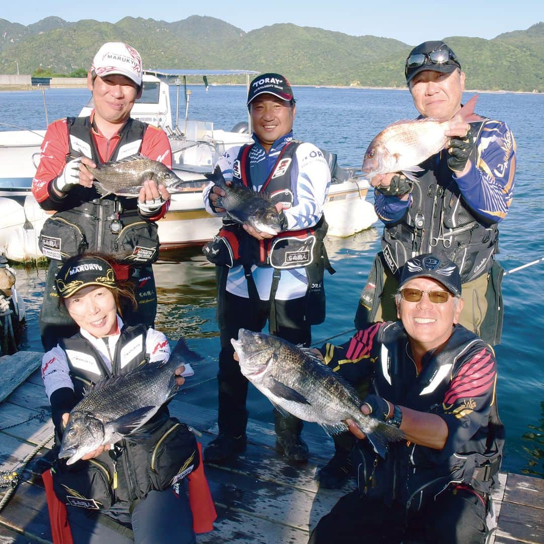 レジャーフィッシングのインスタグラム：「端境期の広島湾でどうチヌを釣る？  食い気にムラが出る「釣れそうなのに釣れない」 そのような状態の日に当たってしまった場合、 １匹をどう釣るのだろうか？ 中西毅さん、岩成博司さん、猿屋茂雄さん、 白築理香さん、木下慎也さんの ５人のフカセ師たちの手腕を紹介!!  ◆レジャーフィッシング８月号に掲載! 本誌の詳細、その他の記事は、 ハイライト「最新号」から記事をチェック！ https://www.e-leisure.jp/book/  ◆ご購入はこちら！ オンラインショップ【レジャーフィッシング SHOP】 https://eleisure.theshop.jp/items/75670716  ◆岡山、広島、香川、愛媛、徳島、高知、 兵庫の一部、山口、福岡の主要な釣具店及び書店やで販売中。 Amazonでも販売中! https://amzn.asia/d/gXvltN7  #チヌ #夏チヌ #クロダイ #黒鯛 #フカセ釣り #波止釣り #広島 #広島湾 #釣り初心者 #釣り入門 #レジャーフィッシング #釣り #海釣り」