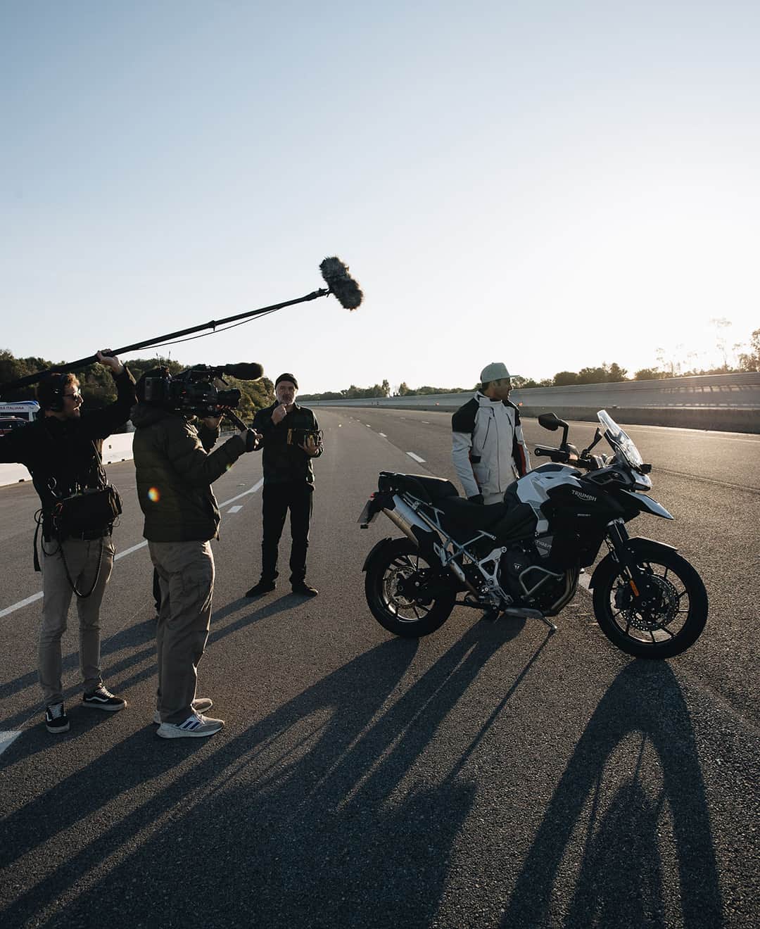 Triumph Motorcycles Japanさんのインスタグラム写真 - (Triumph Motorcycles JapanInstagram)「トライアンフグローバルアンバサダーであるイヴァン・セルバンテスが、「バイクでの24時間以内最長走行距離（個人）」のギネス世界記録™に挑戦し、4012kmという驚異的な距離を走破しました！⁣ ⁣ ストーリーのリンクから詳細をご覧ください。⁣ ⁣ #GuinnessWorldRecords #Tiger1200EpicAdventures #Tiger1200GTExplorer #Metzeler #MetzelerMoto #トライアンフ #トライアンフはかっこいい #バイク #バイク好きな人と繋がりたい #バイクのある風景 #バイクが好きだ #バイク好き #バイク乗りと繋がりたい #理想のライドがそこにある #triumph #ForTheRide #OfficialTriumph #TirumphMotorcycles」7月15日 20時00分 - triumph_motorcycles_japan