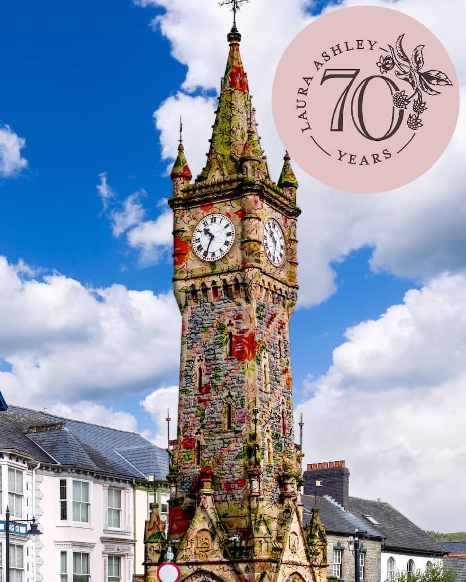 ローラアシュレイのインスタグラム：「For all the fans of Laura Ashley, the Heritage Hub for Mid Wales has organised a beautiful exhibition titled 'For The Love of Laura Ashley'. ⁣ ⁣ Hosted in the MOMA Machynlleth until the 6th of September. This striking exhibition celebrates the legacy of Bernard & Laura Ashley, and the many factory workers of Machynlleth, Carno, and Newtown who were instrumental in the global success of the Laura Ashley business.⁣ ⁣ Opening Hours:⁣ Tuesday - Friday 10am to 4pm⁣ Saturday & Sunday 10am to 1pm⁣ 🎟️ Free Admission🎟️」