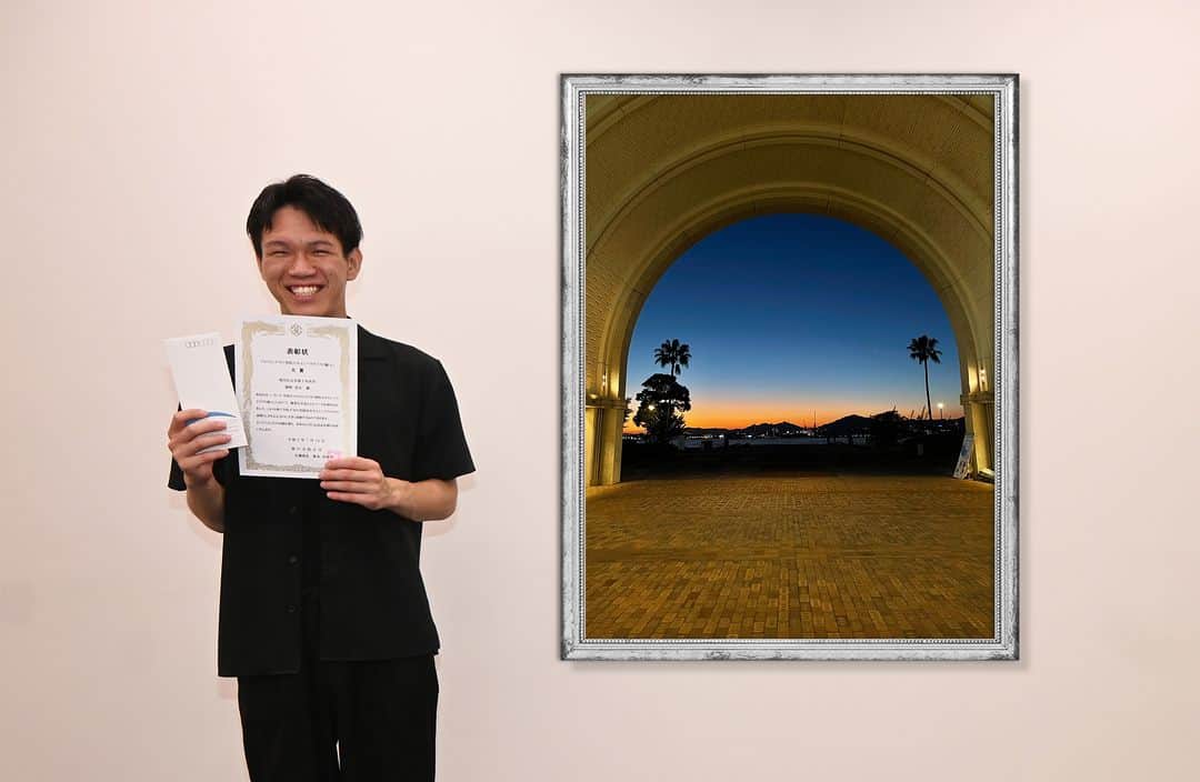 神戸学院大学さんのインスタグラム写真 - (神戸学院大学Instagram)「. 神戸学院大学のキャンパスライフにまつわる写真とエピソードを募集しているフォトコンテスト「神院大キャンパスライフの魅力」。2023年4月～6月のフォトコンテスト大賞が決まりました。  大賞に選ばれたのは、現代社会学部 社会防災学科 3年次生 濱崎亮太さんのドームから見たマジックアワーの写真です📸✨  表彰式で濱崎さんは「まさか自分が大賞に選ばれると思っていなかったのでびっくりしました。たまたまいい写真が撮影できたので応募してみました。」と撮影当時の様子も語ってくれました🌙  広報グループではフォトコンテスト「神院大キャンパスライフの魅力」７月～9月の応募を受付中です！ 在学生だけでなく、卒業生・教職員の方も参加いただけます。  季節を感じるキャンパスの写真やおすすめのスポット、お気に入りの場所や課外活動の風景など キャンパスライフの魅力が伝わる写真をぜひ一度撮影してみてください📸🫶 皆さんのご応募お待ちしております！  ※フォトコンテストの応募方法は以下のURLをご覧ください。 https://www.kobegakuin.ac.jp/support/student_life/contest.html  #神戸学院大学 #神戸学院 #神戸 #大学 #kobegakuin #kobegakuinuniversity #ポーアイ #ポートアイランド #大学生 #夕焼け #夕焼け空 #空 #空スタグラム #キャンパスライフ #学生生活 #写真 #写真コンテスト #フォトコンテスト #夜景 #夜景撮影 #フォトコン #キャンパスフォト #フォト #写真部 #大学の景色 #キャンパス写真 #優勝  #大賞 #マジックアワー」7月15日 20時00分 - kobegakuin_university_koho