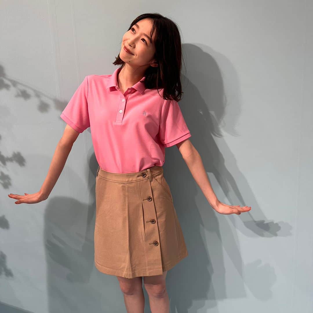 Munsingwearさんのインスタグラム写真 - (MunsingwearInstagram)「アンバサダーの岡本夏美さんが着こなすマンシングウェア。  差し色のピンクが目を惹く華やかな配色コーデを、かわいいペンギンポーズで🐧 合わせるスカートはベージュを選んで大人っぽく。  10YEARS POLO SHIRTS (10年ポロシャツ)　 『STANDARD』4wayストレッチスカート  #munsingwear #マンシングウェア #スタンダードコレクション  #ゴルフ #golf #ポロシャツ #スカート #ゴルフウェア #レディースゴルフウェア #ゴルフ女子 #女子ゴルフ #コンペ #ゴルフウェアコーデ #ゴルフウェアブランド #ゴルフファッション #ゴルフコーデ #夏ゴルフ」7月15日 20時00分 - munsingwear_jp