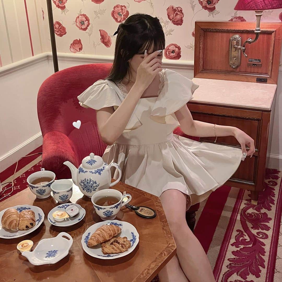 ayaさんのインスタグラム写真 - (ayaInstagram)「🎡🥐🌹🍽️🥂  @huistenbosch_official に行った時に 泊まったのはホテルヨーロッパ☎️  園内にあるからお土産買っても 部屋に置きに行きやすいし、 一旦休憩しに戻ったり 園内に宿泊先があるって ほんと便利( ˆˆ )🤍  運河テラスバルのショーも 部屋から楽しめるし、 朝カーテンを開けた時に ヨーロッパのような街並みが 広がってるの最高だった🥨🧈  朝食のビュッフェも豪華🍽️ 和洋折衷だったから 選択肢がたくさんで、 朝からお腹いっぱいになるまで 食べちゃった😃幸  お部屋のデザインも ミント、ブルーだったり 他にもかわいいデザインがあったよ⛅️  お洋服は @eimyistoire_official 🤍 表布地と裏布地がバイカラーに なっててオシャレ🍑ˎˊ˗ 後ろから見たらワンピースっぽく 見えるのもかわいい🫶🏻  #ハウステンボス #光と運河のサマーフェスティパル #ホテルヨーロッパ #PR #九州 #長崎 #女子旅 #夏旅 #夏の思い出 #テーマパーク #ヨーロッパ #イルミ #行楽 #ショー #ヴァカンス #リゾート#ホカンス #ホテルライク #ホテルステイ #ホテル女子会 #ホテルライクインテリア #ホテルモーニング #ホテル巡り #huistenbosch #hoteleuropa」7月15日 19時52分 - xxayapink