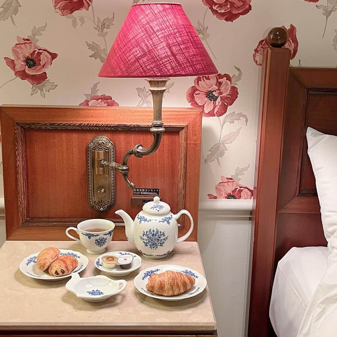 ayaさんのインスタグラム写真 - (ayaInstagram)「🎡🥐🌹🍽️🥂  @huistenbosch_official に行った時に 泊まったのはホテルヨーロッパ☎️  園内にあるからお土産買っても 部屋に置きに行きやすいし、 一旦休憩しに戻ったり 園内に宿泊先があるって ほんと便利( ˆˆ )🤍  運河テラスバルのショーも 部屋から楽しめるし、 朝カーテンを開けた時に ヨーロッパのような街並みが 広がってるの最高だった🥨🧈  朝食のビュッフェも豪華🍽️ 和洋折衷だったから 選択肢がたくさんで、 朝からお腹いっぱいになるまで 食べちゃった😃幸  お部屋のデザインも ミント、ブルーだったり 他にもかわいいデザインがあったよ⛅️  お洋服は @eimyistoire_official 🤍 表布地と裏布地がバイカラーに なっててオシャレ🍑ˎˊ˗ 後ろから見たらワンピースっぽく 見えるのもかわいい🫶🏻  #ハウステンボス #光と運河のサマーフェスティパル #ホテルヨーロッパ #PR #九州 #長崎 #女子旅 #夏旅 #夏の思い出 #テーマパーク #ヨーロッパ #イルミ #行楽 #ショー #ヴァカンス #リゾート#ホカンス #ホテルライク #ホテルステイ #ホテル女子会 #ホテルライクインテリア #ホテルモーニング #ホテル巡り #huistenbosch #hoteleuropa」7月15日 19時52分 - xxayapink