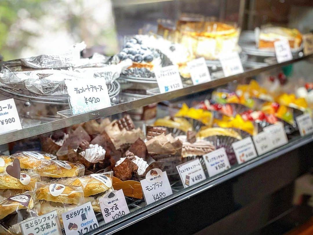 能美黎子さんのインスタグラム写真 - (能美黎子Instagram)「・ #鎌倉ぶらり旅   一軒目に寄ったのは、 森の中にあるケーキ屋さん🌳  3時のおやつ工房 @3jinooyatsukobo 。  すごい美味しかった 生どらシフォン。  黒ゴマが最高。また絶対に食べたい。  その他のクッキーも可愛くて、 お土産に購入。  お魚の形をした、“ごまさかなクッキー”が ほろほろしていて美味しかったな。  また鎌倉に来たら、 少し足を伸ばしてでも 寄りたいスイーツ屋さん。  -------------------  3時のおやつ工房 @3jinooyatsukobo  〒248-0007 神奈川県鎌倉市大町３丁目１７−１３ 0467-24-5418 定休日　日曜日、月曜日、火曜日  -------------------  #3時のおやつ工房 #鎌倉 #鎌倉スイーツ#ケーキ屋さん #ケーキ屋さん巡り #森の中のケーキ屋さん #美味しいお店 #美味しいもの巡り #鎌倉旅#生どらシフォン #また食べたい #スイーツ巡り #kamakura #kamakurajapan #可愛いスイーツ #おすすめケーキ屋さん #備忘録グルメモ#スイーツ大好き #クッキー大好き#東京女子部」7月15日 19時52分 - reikonohmi