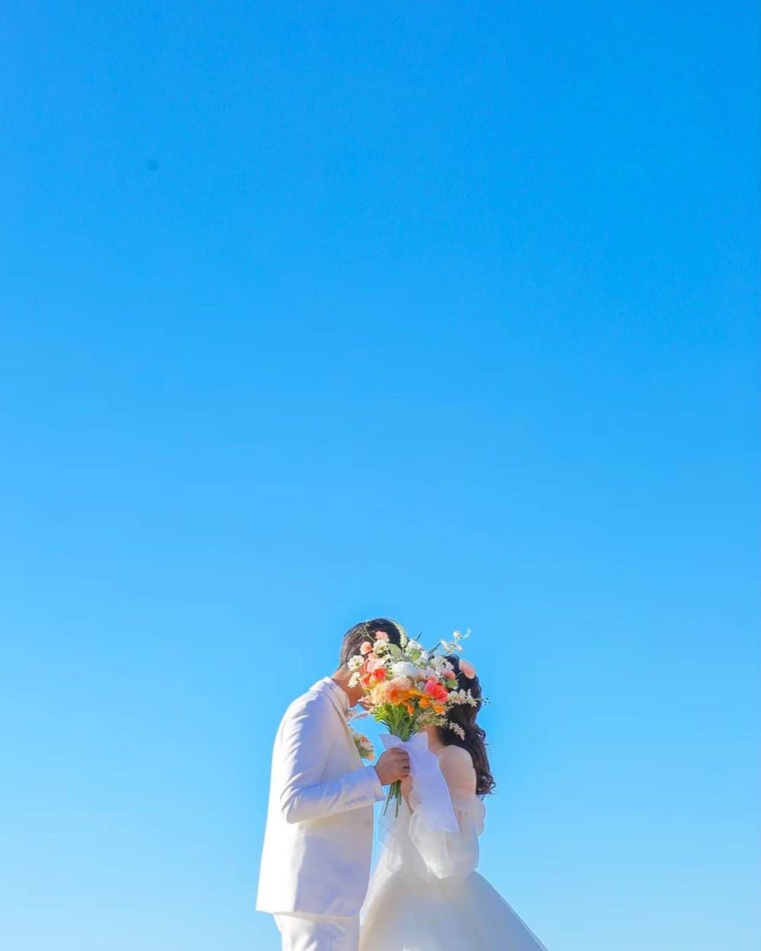 福井結婚式 福井結婚式場のインスタグラム：「.  海は前撮り撮影のロケーションの中でも特に人気なスポットです🐬🫧‪  ウエディングドレスがぱっと映えるロケーションで一生に1回のお衣装を残しませんか？  #ララシャンス #ララシャンスベルアミー #lalachance  #ロケーション撮影 #海  #海撮影 #夏前撮り  #福井 #福井結婚式 #結婚式準備  #卒花 #卒花嫁 #プレ花 #前撮り #前撮りポーズ #前撮りレポ  #前撮りヘア #wedding #weddingdress#ウェディングドレス #ウェディングヘア #ウェディングフォト #ウェディングブーケ #ウェディングケーキ #ウェディングアクセサリー  #結婚式演出 #結婚式アイデア #カラードレス #カラードレスヘア」