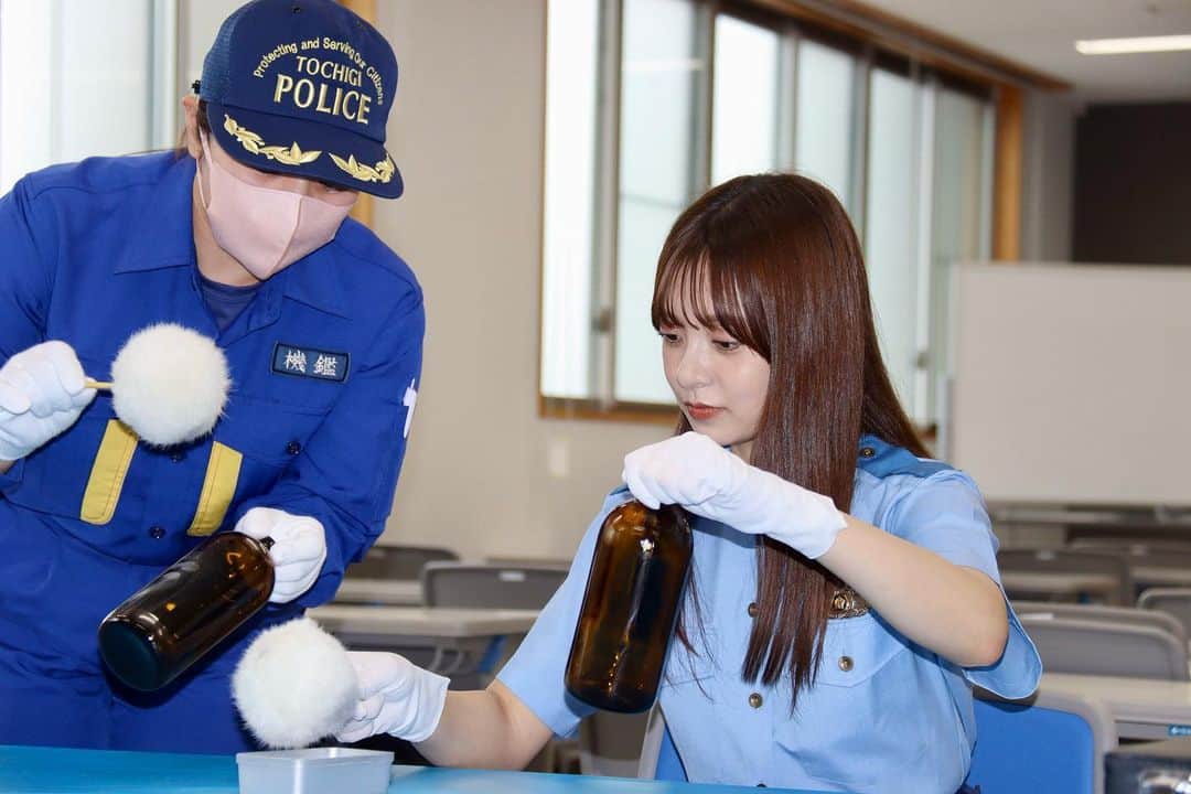 菊池柚花さんのインスタグラム写真 - (菊池柚花Instagram)「. . . 先日、栃木県警察本部の特別リクルーターに任命していただきました👮🏻 制服を着用させていただき、いつも街の安全を守ってくださる警察官の皆さんの存在の大きさを改めて実感しました。  機動センターでは、日本に一台しかないという非常に珍しいパトカーや白バイの数々🚔🚨 白バイ隊員の運転を間近で見たり、刑事ドラマで見るような世界が目の前に広がっていて感動しました✨  お仕事体験もさせていただきました！  指紋採取では、慎重に指紋を取る作業で呼吸も忘れてしまうほど。 これが捜査では重要な証拠になるんだと感心しながら、滅多に知ることができないお仕事の裏側に興味津々でした。  警察学校では、授業を見学させてもらいました。まさに“教場”といった、緊迫感がある中で授業が行われていたのですが… 何より驚いたのは、挨拶や返事。 警察官としての威厳を保つため、いつでもどこでもハキハキと、大きな声での返事を徹底されているとのことでした。  私と同世代の学生から直接お話を聞くことができたのですが、全寮制でタイムスケジュールも細かく決められている中で、厳しい訓練の毎日に心身ともに大変なこともあるそうです。 ただ、そう話をしてくれた学生の皆さんの表情がすごく生き生きしていたのが印象的でした。 厳しい訓練を乗り越えた先にやりがいを感じ、自分の仕事に誇りを持って訓練に臨んでいるんだなと強く感じました。  私たちが何気なく過ごしている日常の中で、常に「警察官である」という自覚や責任を持って生活しているんだということも肌で感じ、だからこそ街の安全が守られ、私たちも毎日安心して暮らすことができているんだと、警察官の皆さんの存在のありがたみを改めて実感しました。  皆さんがひたむきに頑張る姿をみて、私もすごく刺激を受けました。 大変貴重な時間でした!!  栃木県警マスコットのルリちゃんと📸」7月15日 19時54分 - kikuchiyuuka