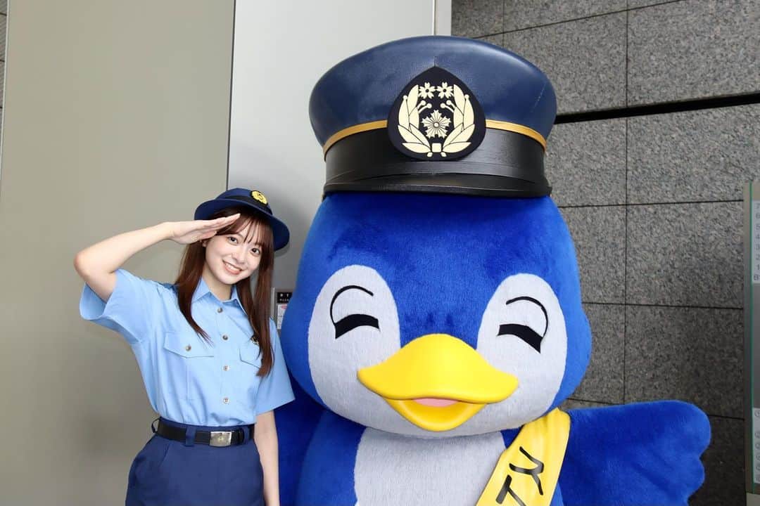 菊池柚花のインスタグラム：「. . . 先日、栃木県警察本部の特別リクルーターに任命していただきました👮🏻 制服を着用させていただき、いつも街の安全を守ってくださる警察官の皆さんの存在の大きさを改めて実感しました。  機動センターでは、日本に一台しかないという非常に珍しいパトカーや白バイの数々🚔🚨 白バイ隊員の運転を間近で見たり、刑事ドラマで見るような世界が目の前に広がっていて感動しました✨  お仕事体験もさせていただきました！  指紋採取では、慎重に指紋を取る作業で呼吸も忘れてしまうほど。 これが捜査では重要な証拠になるんだと感心しながら、滅多に知ることができないお仕事の裏側に興味津々でした。  警察学校では、授業を見学させてもらいました。まさに“教場”といった、緊迫感がある中で授業が行われていたのですが… 何より驚いたのは、挨拶や返事。 警察官としての威厳を保つため、いつでもどこでもハキハキと、大きな声での返事を徹底されているとのことでした。  私と同世代の学生から直接お話を聞くことができたのですが、全寮制でタイムスケジュールも細かく決められている中で、厳しい訓練の毎日に心身ともに大変なこともあるそうです。 ただ、そう話をしてくれた学生の皆さんの表情がすごく生き生きしていたのが印象的でした。 厳しい訓練を乗り越えた先にやりがいを感じ、自分の仕事に誇りを持って訓練に臨んでいるんだなと強く感じました。  私たちが何気なく過ごしている日常の中で、常に「警察官である」という自覚や責任を持って生活しているんだということも肌で感じ、だからこそ街の安全が守られ、私たちも毎日安心して暮らすことができているんだと、警察官の皆さんの存在のありがたみを改めて実感しました。  皆さんがひたむきに頑張る姿をみて、私もすごく刺激を受けました。 大変貴重な時間でした!!  栃木県警マスコットのルリちゃんと📸」