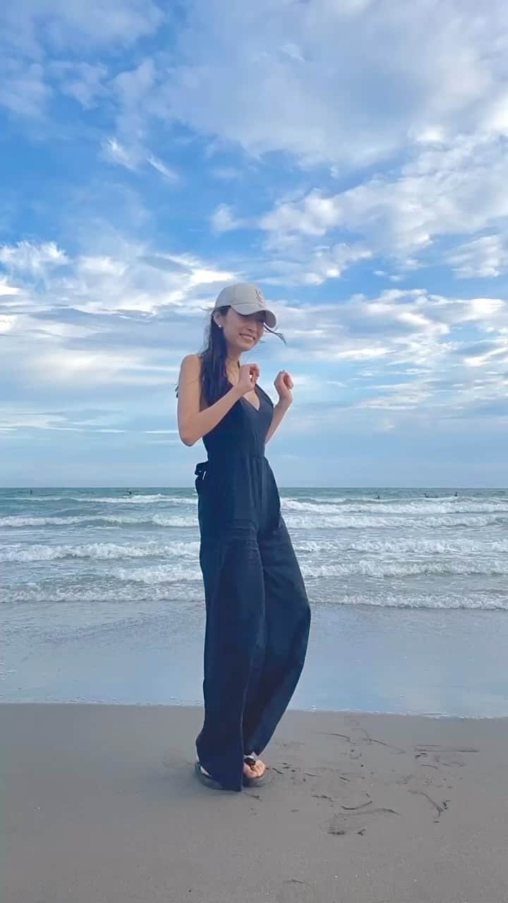 瀬名ひなののインスタグラム：「ひさしぶりの鎌倉！ひさしぶりの海の家ー！！  学生の頃はあんまり鎌倉に馴染みないな~って思うけど、今はここがアナザースカイ(？)感ある  店員さんも鎌女って言ってて出身同じかと思った微妙に違くてわろた😂  もうちょっと海青くなってほしい🩵  今年はもう海撮できないかなー！したいなー！！  #海の家 #海が好き #鎌倉 #由比ヶ浜 #タイ料理  ダンス途中でやる気なくすのやめてwww」