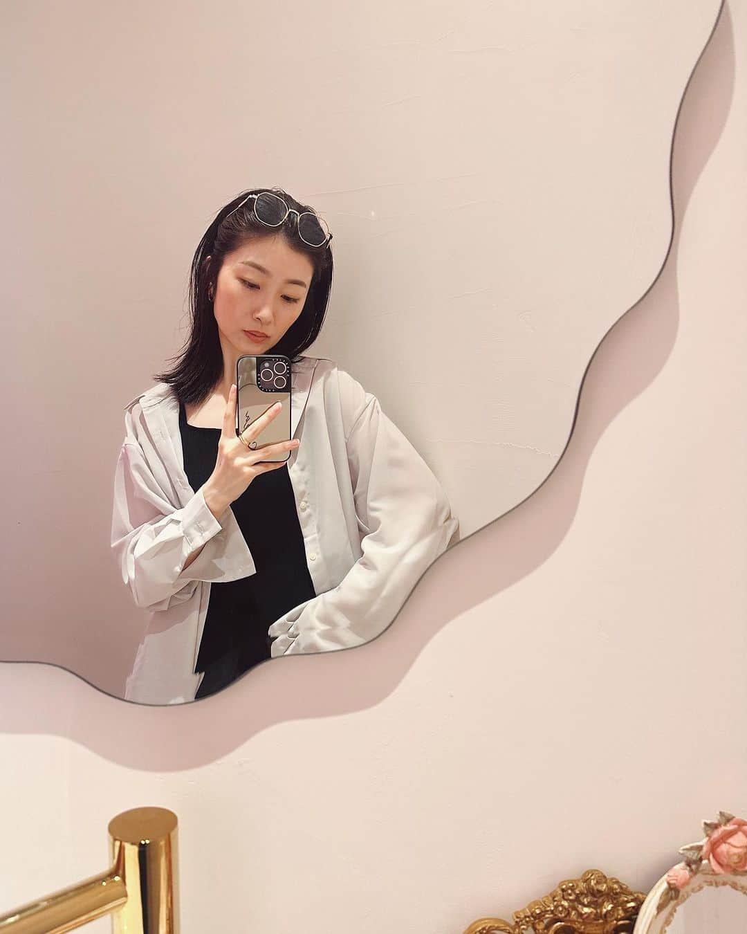 福井千佳のインスタグラム：「. . . しんどいところをよく向き合ったね、とか たまには休みなよ、身体も心も、とか 自分本位でいいんだよ、とか . 私の性質を よくよく知ってくださっている方々からの言葉が非常に沁みる。 . 苦手分野だから余計に、沁みる。 ありがとうございます、みなさん。 . . . そんなようなことを スレッズでは、ぽろぽろと綴っております。 . . 深いようで浅いようで、 誰かの何かには刺さりそうなふわっとした言葉。 自分整理のための言葉。 . . . 今まだ新しいSNSの様子が分からないので お知り合いの方のみ承認にしてるんだけれど、 どうなるのかな、どうしよっかな〜♪ . . . #語んな . . .」