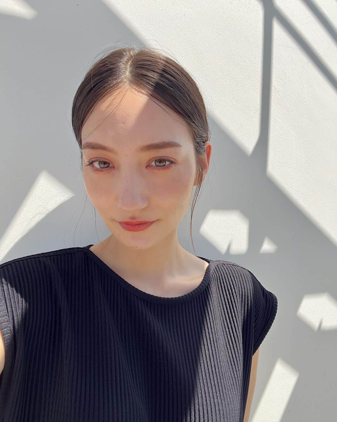 山神アリシアのインスタグラム：「日傘壊れてるから修理しないと、山神溶けちゃう🫠」