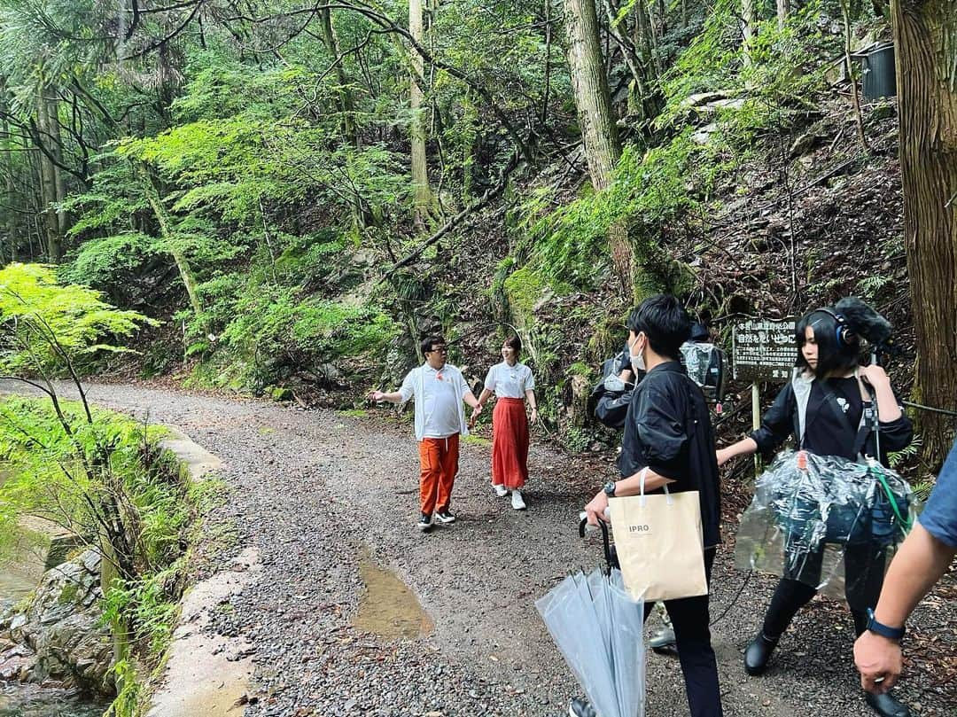 白井奈津さんのインスタグラム写真 - (白井奈津Instagram)「7月からテレビ愛知「あまドラ」が復活しましたぁああああああ㊗️👏👏✨✨  ここまで2週にわたって総集編お届けしましたが  今日からまた新シーズン🫶 天野さんの地元岡崎へ✨  冷たい美味しいアレがでてきます🤤 美味しすぎて安定の半目になってる写真も最後のせとくね👈  今夜8時54分から‼︎ みてねー🧡  #テレビ愛知 #あまドラ #🚗 #毎週土曜8時54分から #キャイーン #天野さん #あまのっち #岡崎ドライブ #nexco中日本  #新シーズンはあまドラポロシャツです」7月15日 19時57分 - shirai_natsu