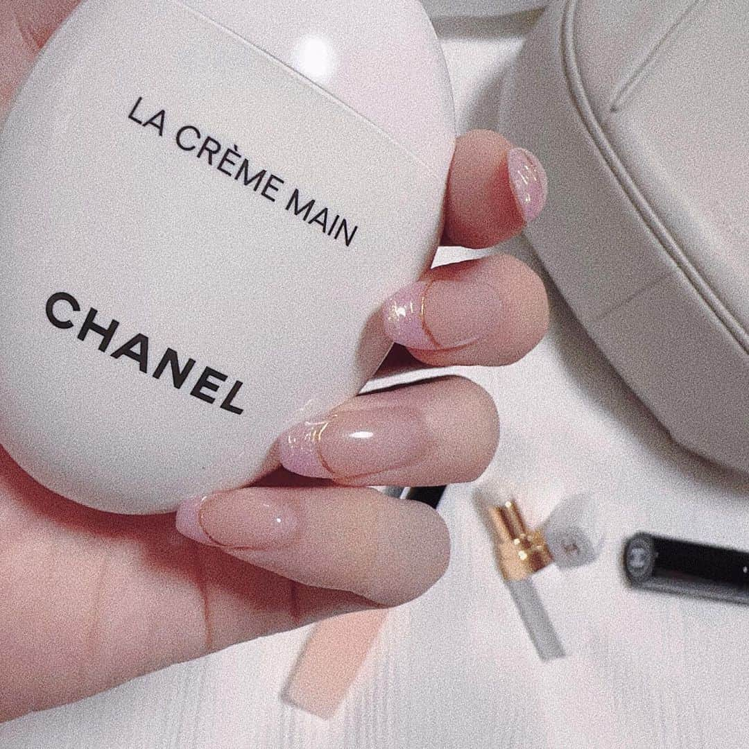 河西美希のインスタグラム：「🤍🤍🤍  バック入ってると気分上がる子達✌️ @chanel.beauty   Thank you♡ #CHANEL #CHANELMAKEUP #夏なのに手の乾燥激しい #なんで #ネイルオイル必須」