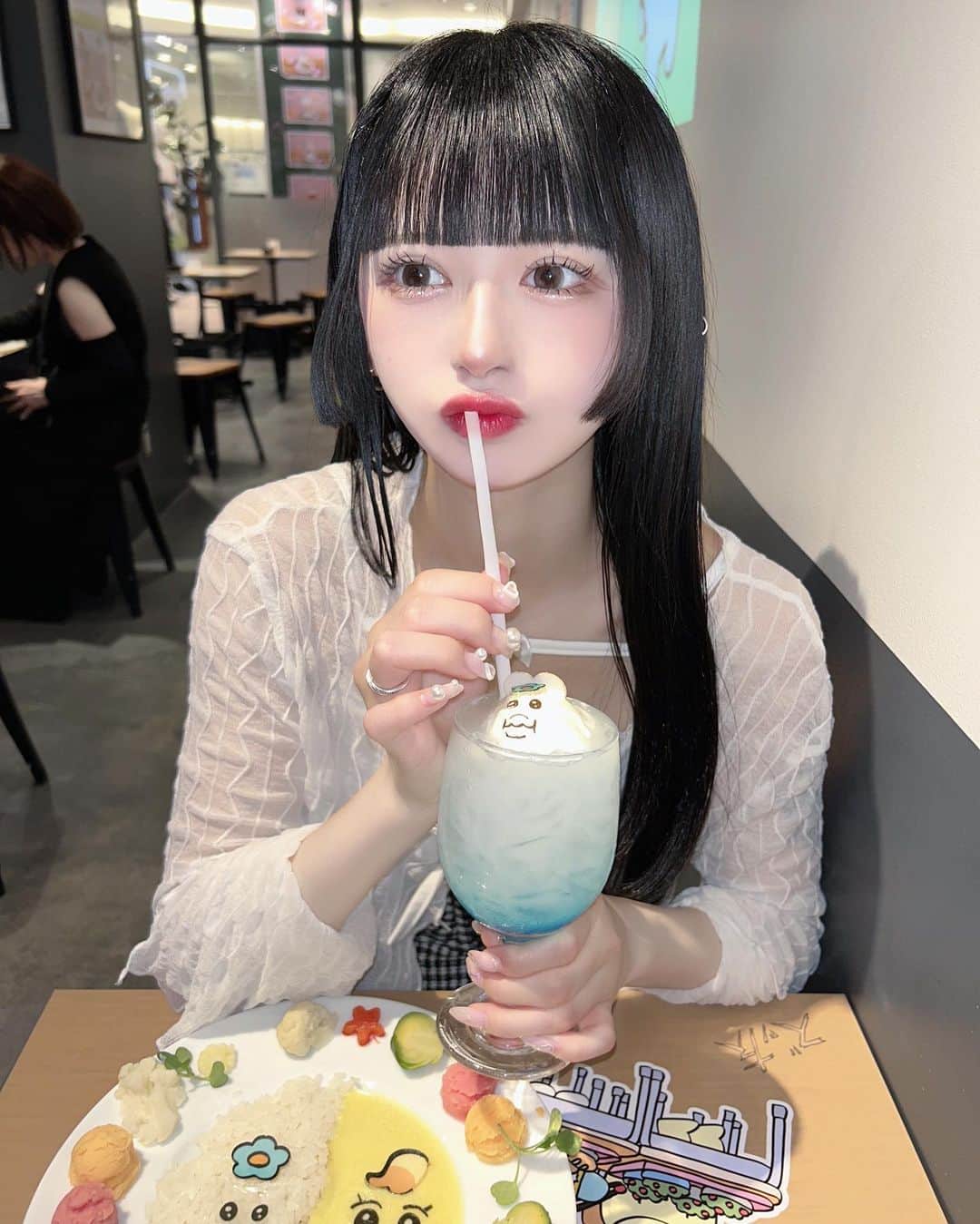 狐波ろんのインスタグラム：「んぽちゃむ給食食べてちゃむった、気分良すぎる  .  #んぽちゃむと給食 #黒髪ぱっつん」