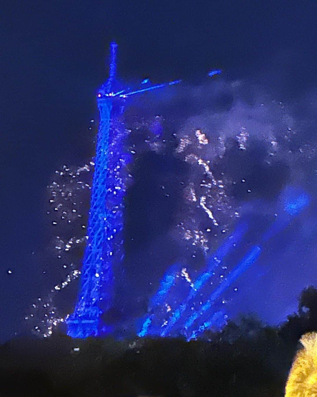 榊いずみさんのインスタグラム写真 - (榊いずみInstagram)「エッフェル塔の中から花火が打ち上がってる！ド派手すぎ！  #和izumi #橘いずみ #榊いずみ #paris #革命記念日 #パリ祭 #エッフェル塔がどうにかなってる #こんな花火初めて #イズトラベル #wanderlust」7月15日 20時09分 - izumizmroom