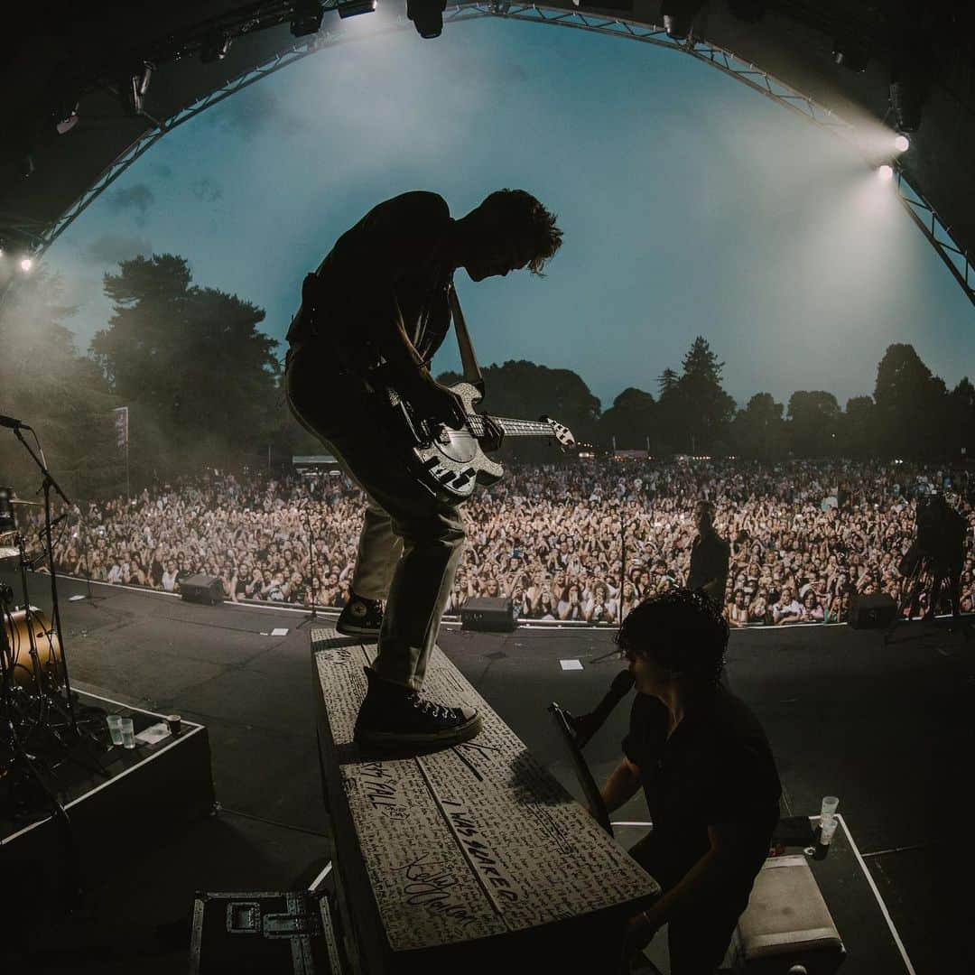 The Vampsのインスタグラム：「Kew Gardens what a lovely bunch you were, Belfast we’re coming for you 🏰   📸 @deansherwood」