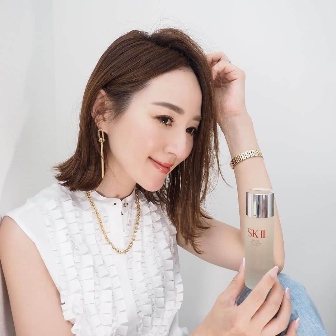 星玲奈のインスタグラム：「初めて @skii を使い始めたのは 確か20代の中頃。 まだ私には早いかも〜 と思ったこともあるけど 当時、昔からの友人がSK-IIで働きはじめ、彼女の肌がどんどん綺麗になっていくのをみて、私も使おうと決意したのをよく覚えている😌 そしてそれから自分のゆらぎまくりだったお肌が、確実に安定感が出たのも嬉しかったなー😌😌 それから今でも日常使い用に手元に常備している SK-IIのフェイシャル トリートメント エッセンス。 この年数ずっと信頼して使い続けているスキンケアって、数少ないものの1つかも。 季節の変わり目や、今のように急激に暑くなる季節は べたつくのに冷房での乾燥が気になったり 肌のキメが乱れたり、毛穴が目立ったり。 なんか、色々とお肌のコンディション的にはツラい状況。 そんなときは大体こちらで、肌の安定感を取り戻しています😌 SK-IIといえば、確実に耳にする"ピテラ™️"というブランド独自の天然由来成分。 肌がもともと持つうるおい成分に似ているのだそうで 元気な肌をキープするのはもちろん、 個人的には肌がゆらいだ時にこの力をとにかく感じます✨ ピテラ™️が90%以上含まれたフェイシャル トリートメント エッセンスで 夏に感じるこのゆらぎ肌を、また徹底的にケアしようと思います☺️ ・ ピテラ™️:特別な酵母の株から、独自のプロセスで発酵させ生み出した、 SK-IIだけの天然由来成分( SK-II独自のガラクトミセス培養液-整肌保湿成分) . #SKII #フェイシャルトリートメントエッセンス」