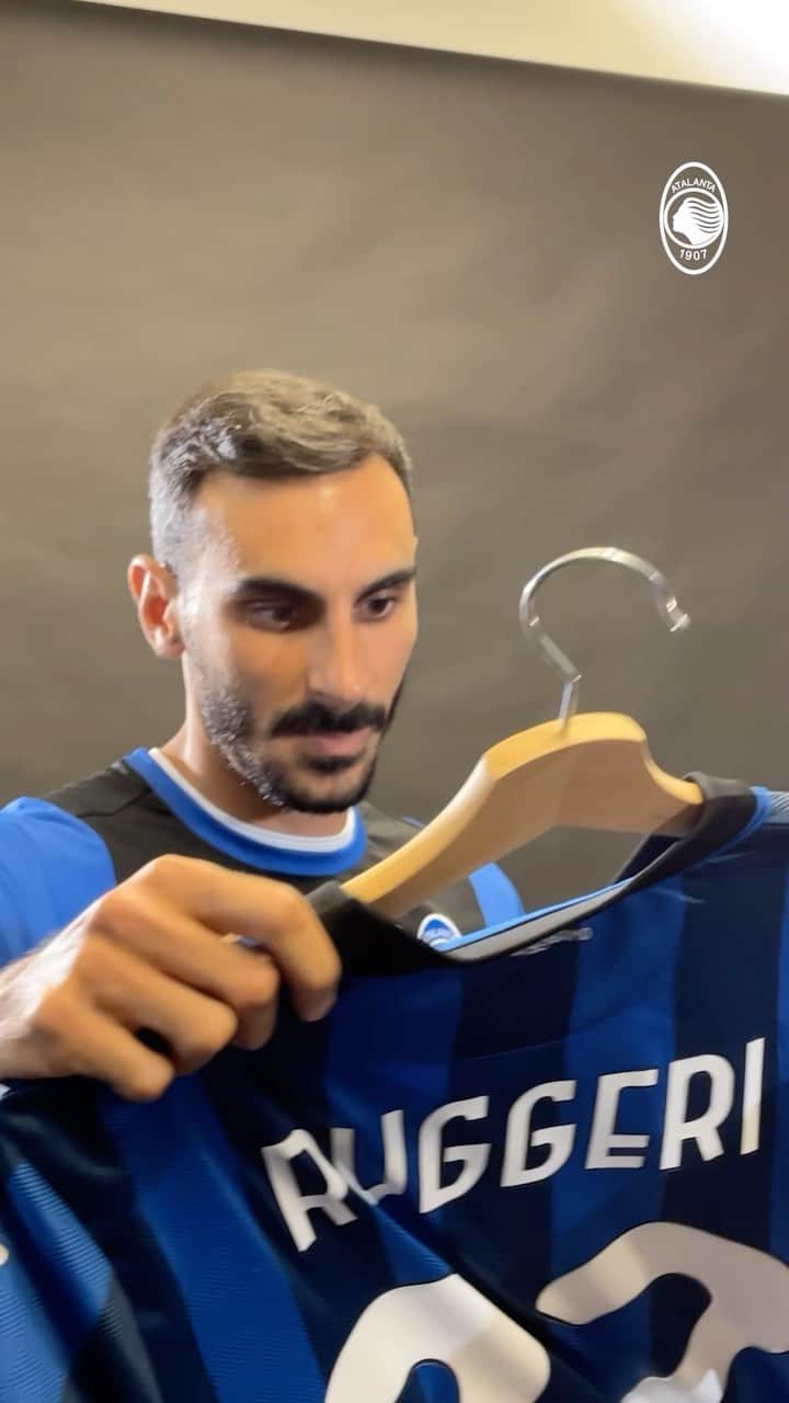 アタランタBCのインスタグラム：「Admin si dissocia @ruggerimatteo__ 😂  @zappacosta #GoAtalantaGo ⚫️🔵」
