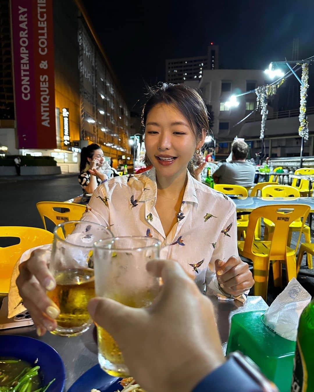 キム・グリームさんのインスタグラム写真 - (キム・グリームInstagram)「2차는 어디갈까 했는데, 호텔 앞에 낮엔 없던 포차가 생겨있네. 더운 여름밤에 시원한 맥주 한잔🍻 바로 이 갬성이지 🥹🧡  #방콕 #사랑해」7月15日 20時09分 - greemkim