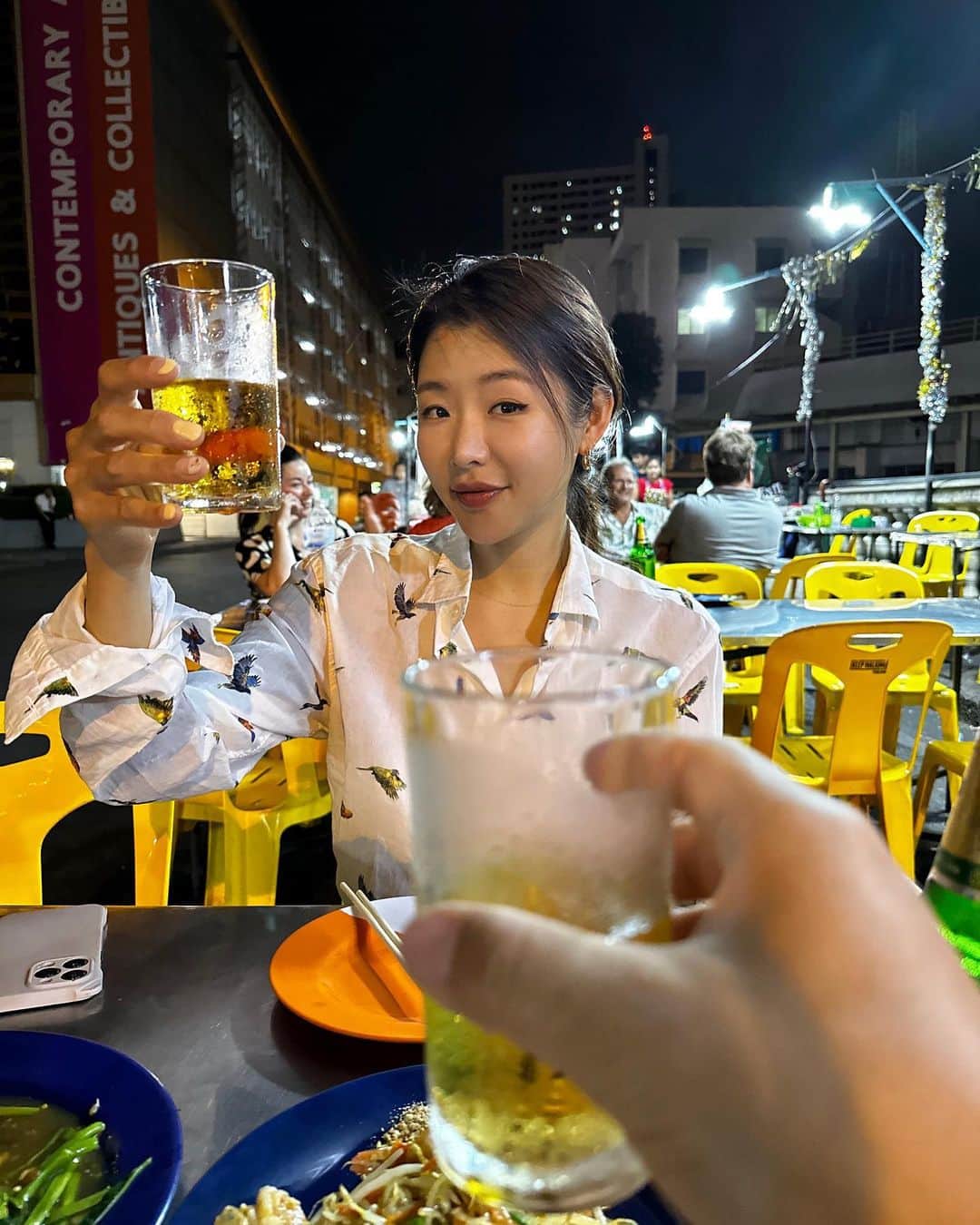 キム・グリームのインスタグラム：「2차는 어디갈까 했는데, 호텔 앞에 낮엔 없던 포차가 생겨있네. 더운 여름밤에 시원한 맥주 한잔🍻 바로 이 갬성이지 🥹🧡  #방콕 #사랑해」