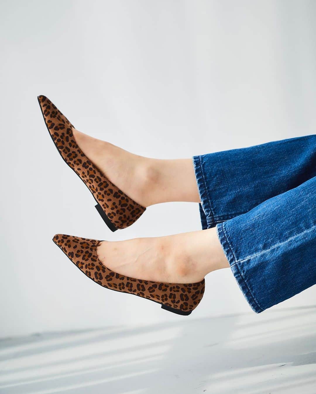 le. coeur blancのインスタグラム：「【 pointed flat pumps 】 オリジナルシューズが近日入荷予定✨ ⁡ ルーズなボトムスや、カジュアルなスタイリングを手軽に格上げしてくれるポインテッドトゥのパンプス。 フラットソールでお出かけにもぴったり◎ ⁡ ⁡ ----------- ⁡ ・ポインテッドフラットパンプス ¥14,410  size : 36 / 37 col : ブラウン柄 / ブラック / シルバー no. 3038110404 shop : 8月上旬頃入荷予定 online store : 準備が整い次第販売開始 ⁡ _____________________ < 𝗶𝗻𝘀𝘁𝗮 𝗹𝗶𝘃𝗲 𝘀𝗰𝗵𝗲𝗱𝘂𝗹𝗲 > ⁡ 7/21(金)、7/25(火) ⁡ ※日時は変更になる場合もございます。 　詳しくは前日のストーリーズでお知らせします。 ⁡ ⁡ ⁡ ⁡ ⁡ ⁡ ⁡ ⁡ ⁡ ⁡ ⁡ #lecoeurblanc #ルクールブラン #le_23aw #autumn #le_web #shoes #シューズ #パンプス #フラットパンプス #ポインテッド」