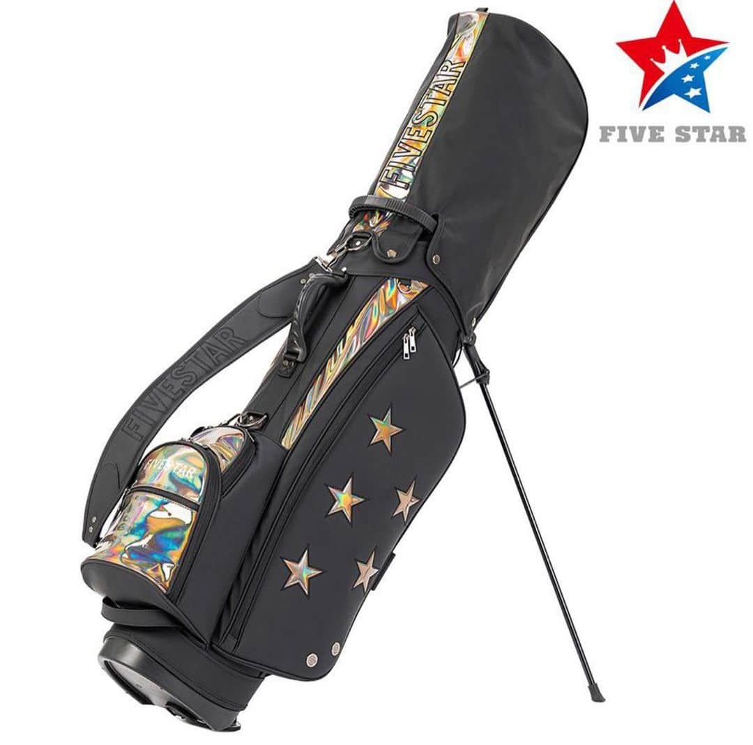 のインスタグラム：「✨FIVE✩STAR ✨ 待望のキャディーバッグが新登場‼️  ・STAR LOGO HOLOGRAM STAND CADDYBAG  ホログラムの光が煌めく魅惑的なキャディーバッグ。 周囲の光に反射し、変幻自在な色彩と輝きを放ちます✨  #ゴルフ #ゴルフウエア #ゴルフウェア #ゴルフバッグ #キャディーバッグ  #ゴルフ女子 #ゴルフ男子 #ゴルフ好き #ファイブスター #ファッション #星 #5 #golf #fivestar #골프 #골프웨어 #별 #高尔夫」