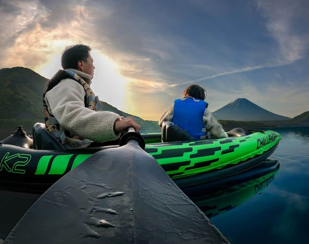 GoProさんのインスタグラム写真 - (GoProInstagram)「早起きのご褒美 🌅 🗻 @hiroto_mizuno 親子が富士山を背景に、パドルにマウントされた #GoPro でセルフィーショット 📷 ・ ・ ・ #GoProJP #本栖湖 #カヤック #カヌー #ラフティング #富士山 #親子 #湖 #ご来光 #朝日」7月15日 20時03分 - goprojp