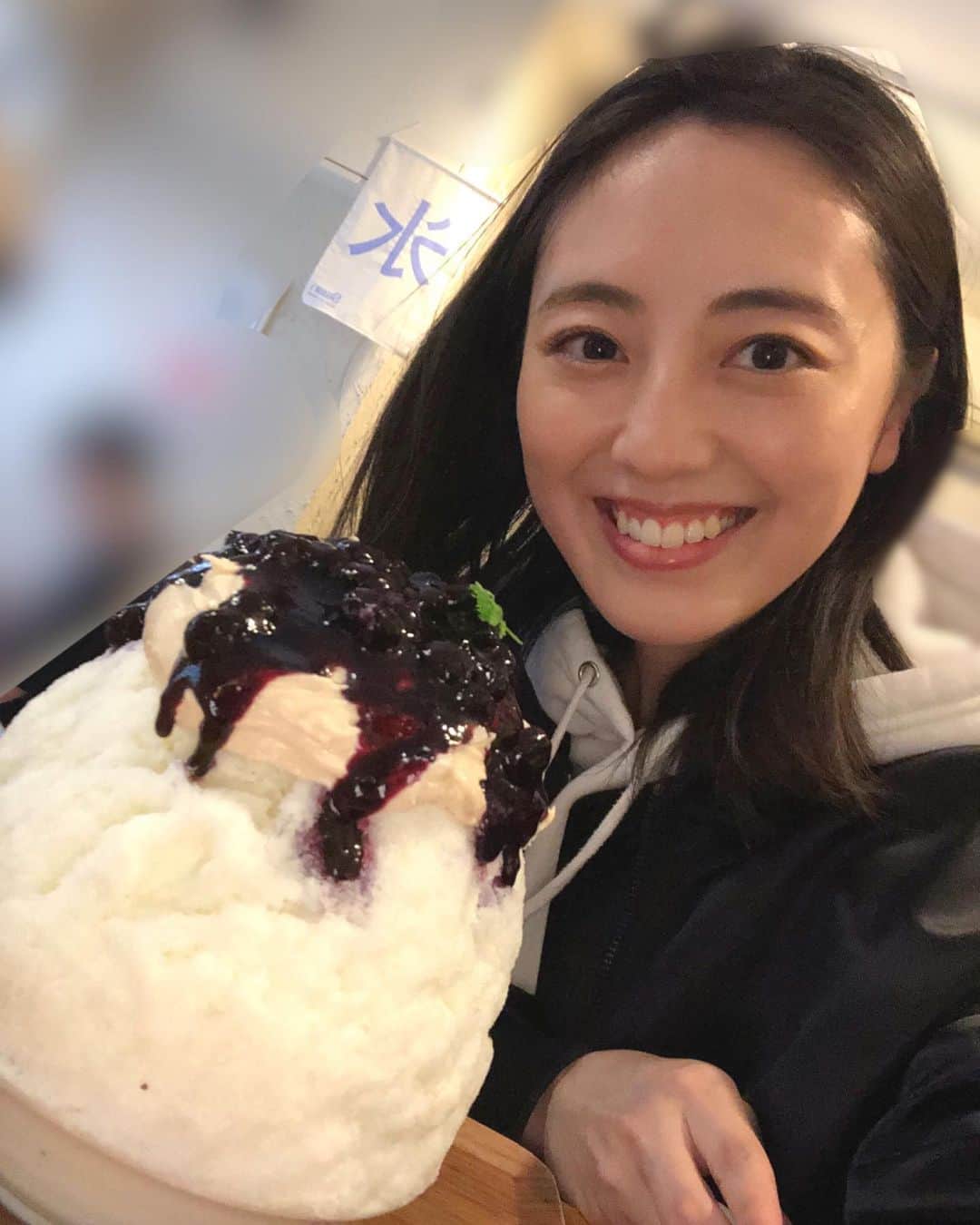沢井美優のインスタグラム：「お洋服の季節感がおかしいね🥹 いつの写真だろう？笑  #沢井はかき氷です #🍧  #かき氷 #かき氷大好き  #かき氷は人を幸せにする #🧡　 　 #笑顔溢れる毎日を  #明日もきっと素敵な一日 #🍀」