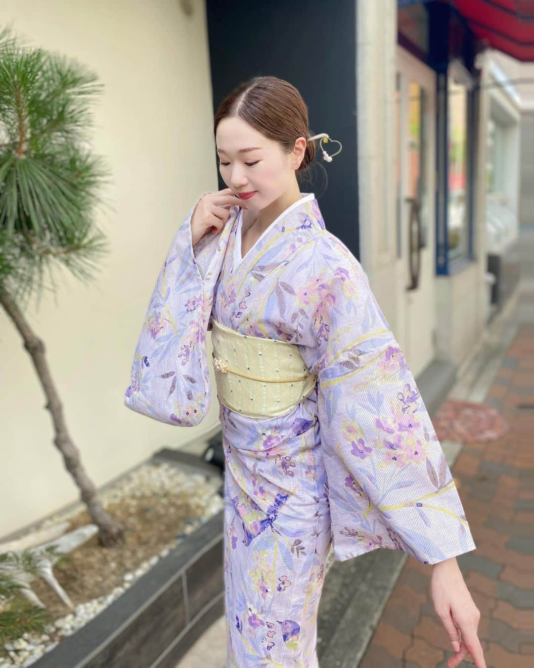 寿春花果さんのインスタグラム写真 - (寿春花果Instagram)「浴衣の季節👘💕 暑い中の撮影頑張りました💪  シュペット @choupette.hair をローンチしてはじめての夏。 かんざしを作りたくて思考を凝らして。 浴衣にはもちろん、普段使いもできる少し遊び心あるかんざし。  かんざしは、まとめ髪にサクッとするだけで、古風感のある美人仕上がりになるからとっても好き。  今回デザインしたのは、 Yukata de cherryと Yukata de hart🫶🏻 ネーミング、可愛い、、😮‍💨  ホワイトマーブルのかんざしに、チェリーやハートを艶のあるパールであしらい、キュートでいながらとても大人っぽく。  画像小さくてかんざしほぼ見えません笑 @choupette.hair にて詳細お写真アップされるのでぜひチェックしてみてください🎀💐💕  皆さまの夏が、今までとは少し違う♡新しい夏の幸せが訪れますように。。  #かんざし#ヘアアクセサリー#浴衣アレンジ#かんざしアレンジ #ヘアスタイル#浴衣#まとめ髪#choupettehair#シュペット」7月15日 20時05分 - hanaka_yu