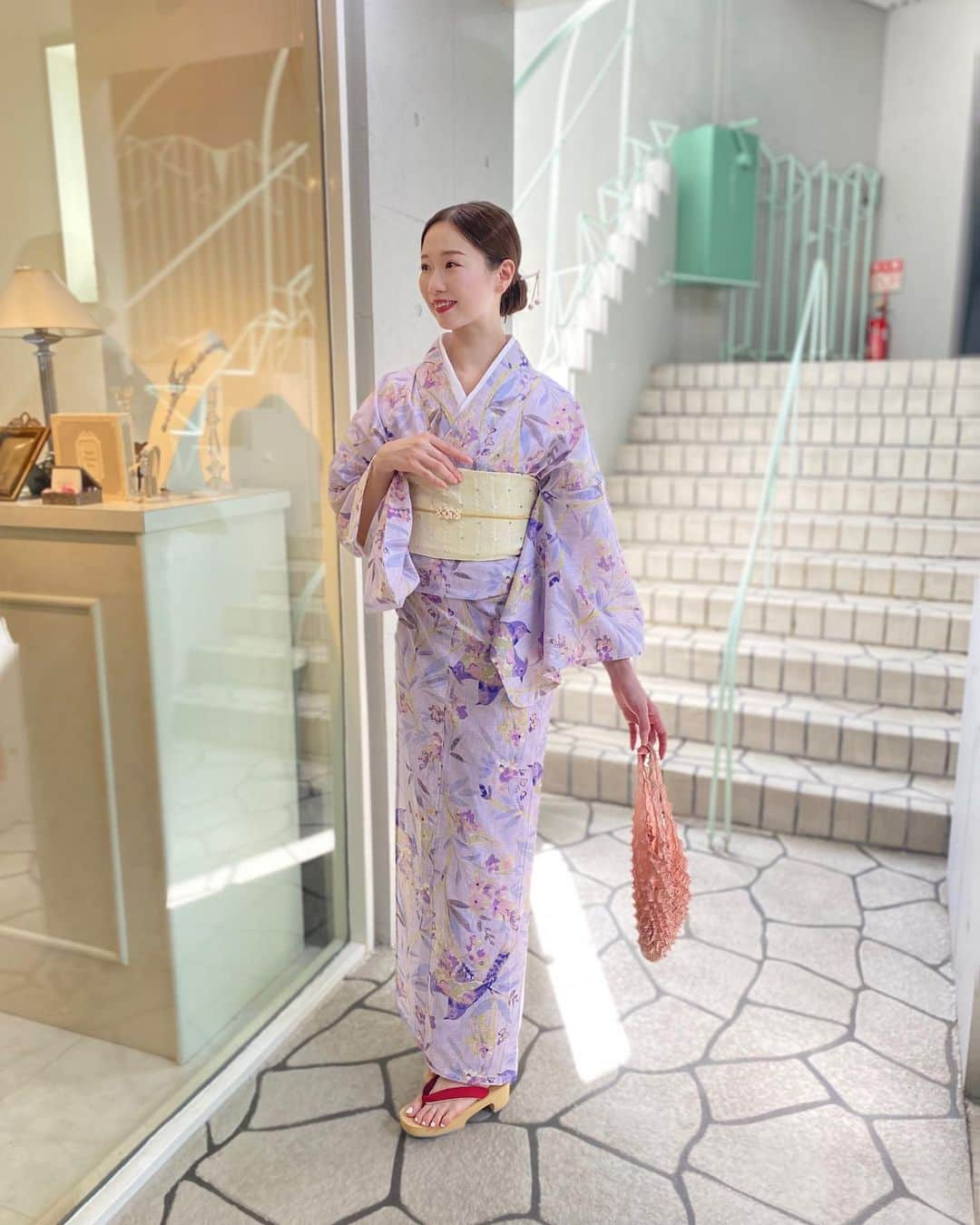 寿春花果さんのインスタグラム写真 - (寿春花果Instagram)「浴衣の季節👘💕 暑い中の撮影頑張りました💪  シュペット @choupette.hair をローンチしてはじめての夏。 かんざしを作りたくて思考を凝らして。 浴衣にはもちろん、普段使いもできる少し遊び心あるかんざし。  かんざしは、まとめ髪にサクッとするだけで、古風感のある美人仕上がりになるからとっても好き。  今回デザインしたのは、 Yukata de cherryと Yukata de hart🫶🏻 ネーミング、可愛い、、😮‍💨  ホワイトマーブルのかんざしに、チェリーやハートを艶のあるパールであしらい、キュートでいながらとても大人っぽく。  画像小さくてかんざしほぼ見えません笑 @choupette.hair にて詳細お写真アップされるのでぜひチェックしてみてください🎀💐💕  皆さまの夏が、今までとは少し違う♡新しい夏の幸せが訪れますように。。  #かんざし#ヘアアクセサリー#浴衣アレンジ#かんざしアレンジ #ヘアスタイル#浴衣#まとめ髪#choupettehair#シュペット」7月15日 20時05分 - hanaka_yu