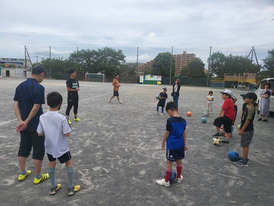 太田吉彰のインスタグラム：「新横浜でサッカースクールをやっている繋がりから、 横浜の小学校子供会親子サッカー教室に呼んでいただきました。  すごく楽しかったです😁　 ありがとうございました！　  #サッカー教室　#サッカースクール　#神奈川　#横浜　#新横浜　#北センター　#小机　#太田吉彰サッカーアカデミー  #YOSHIAKIPEAKPERFORMANCEACADEMY  #サッカー少年団　#小学生」