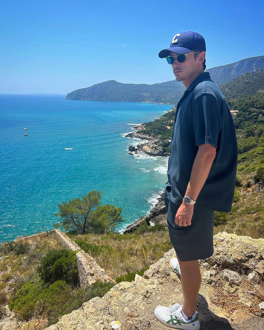 アレックス・デミノーのインスタグラム：「Forgot to smile 🤷‍♂️😤🤌🏼🇮🇹」