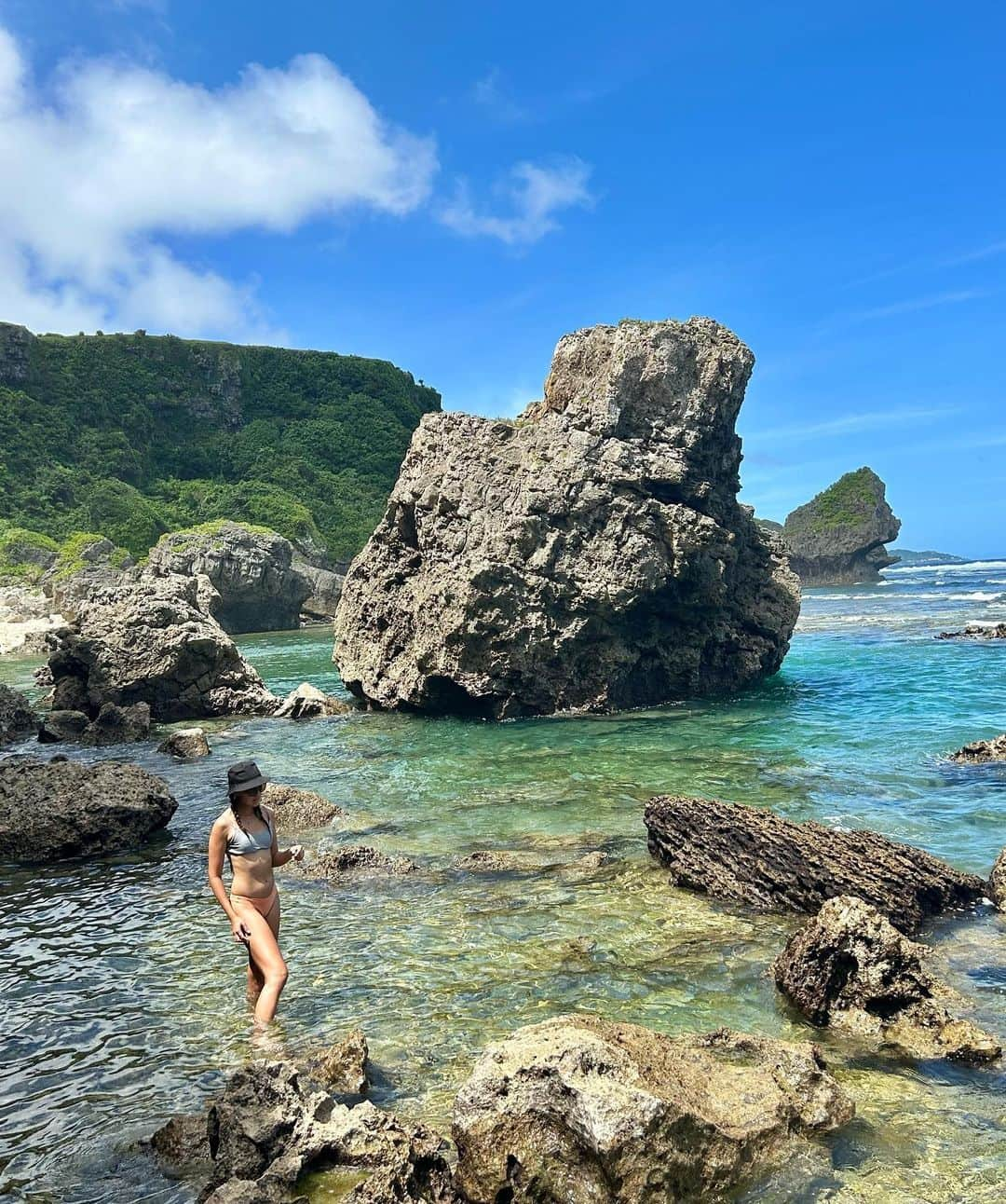 エイミー・コガさんのインスタグラム写真 - (エイミー・コガInstagram)「エイミーちゃんの夏やすみ👙🌊🐚🗿 #オフウィーク  Probably my only week off this season🩵☀️ #beachlife #seayoulater」7月15日 20時06分 - eimango