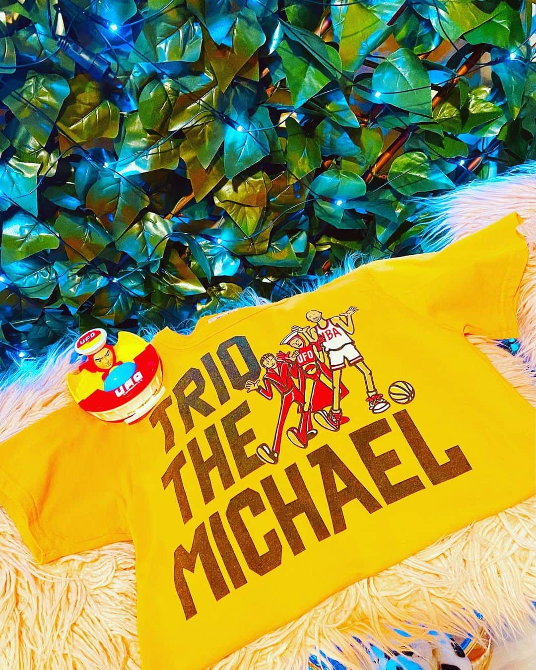 マイケル富岡さんのインスタグラム写真 - (マイケル富岡Instagram)「『Trio The Michael』Tシャツ♡ #2人のスーパースター"マイケル"に挟まれてヤキソバンも光栄なのです♪ レア過ぎるTシャツをいただきました♡さて…it's UFO time♪ready?#triothemichael #michaeljackson #michaeljordan #michaeltomioka #yakisoban #shooting #マイケルジャクソン #マイケルジョーダン #ヤキソバン #ufo #日清焼きそばufo #マイケル富岡 #撮影 #actor #actorslife #レアtシャツ #感謝 #appreciation」7月15日 20時06分 - michaeltomioka