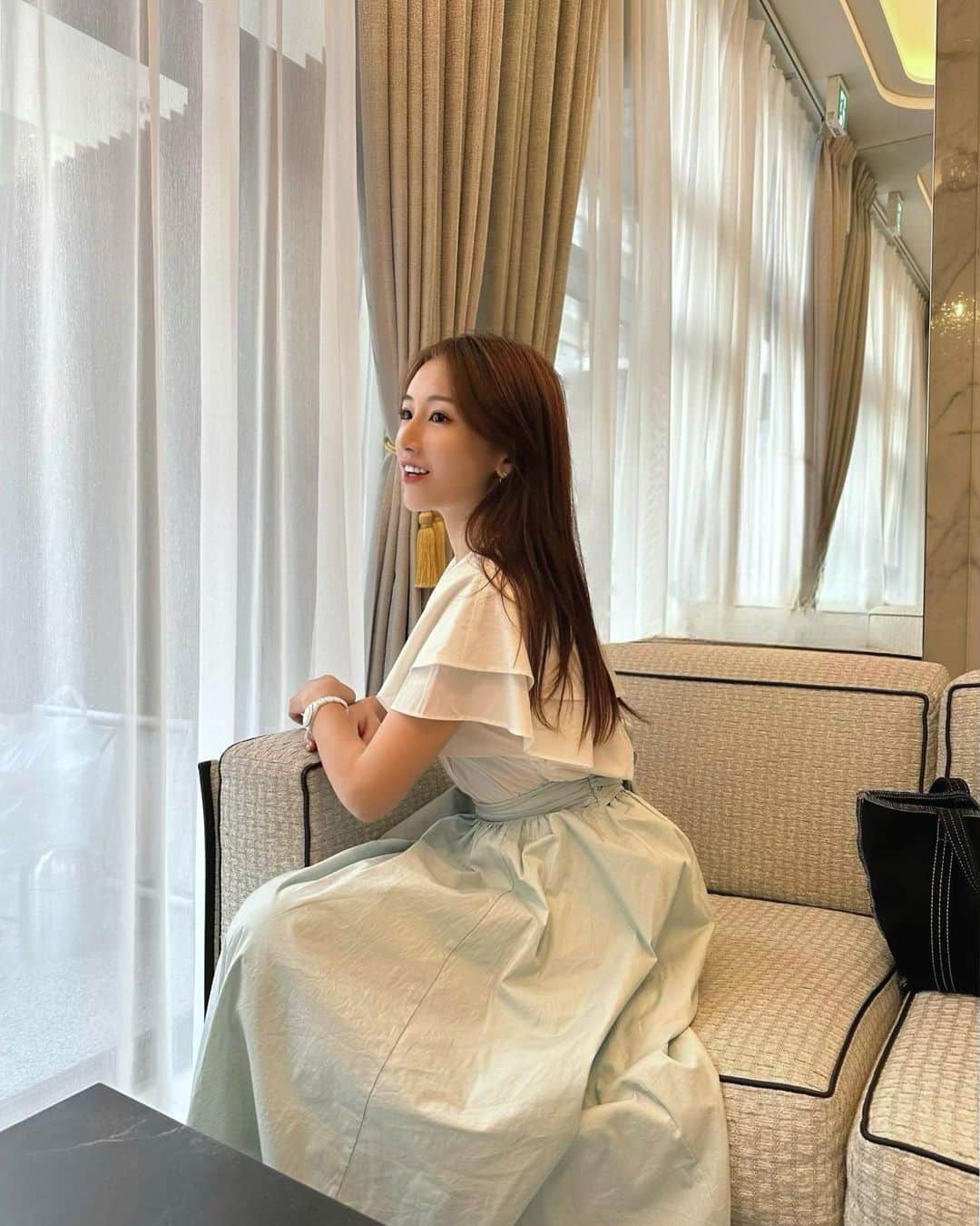 稲川千里のインスタグラム：「☕️🤍  ラッフルカラーが取り外せるブラウス とっても便利だし可愛い🫦  カラーを付けると首元が華やかで今っぽい感じ、外せばシンプルなのでパンツと合わせて子どものお教室にも良し✨  何と今30%OFFになっていました🛒👀  #lagunamoon #150cmコーデ #姉妹ママコーデ #ケープシャツ #襟シャツ #白シャツコーデ」