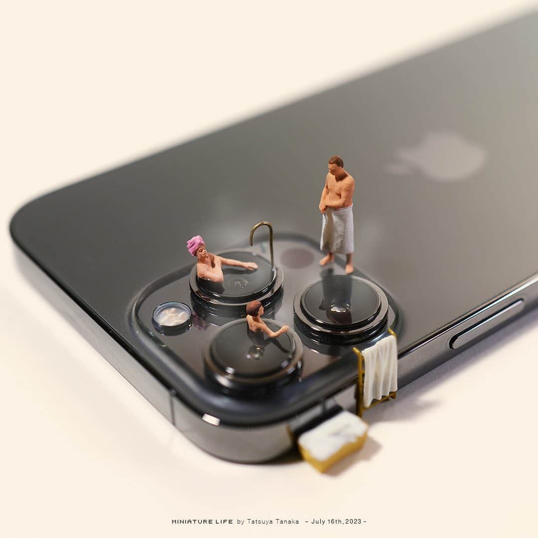 田中達也のインスタグラム：「⠀ “iPhone Spa” ⠀ iPhone風呂(プロ) ⠀ ─────────────────── 《EXHIBITION info》 ⠀ 【MINIATURE LIFE展2 in 沖縄】 MINIATURE LIFE EXHIBITION 2 in Okinawa Jul. 12, 2023 - Sep. 3, 2023 ⠀ 【ミニチュアの視点で見る日本－田中 達也】展 Japan from miniatures - Tatsuya Tanaka at Japan House São Paulo until : Oct. 8, 2023 ⠀ 【ミニチュアライフ 神戸エアポート】 MINIATURE LIFE × KOBE AIRPORT ⠀ ─────────────────── 《Coming Soon》 ⠀ 【MINIATURE LIFE展 in 福岡・大野城】 MINIATURE LIFE EXHIBITION in Fukuoka Jul. 22, 2023 - Sep. 3, 2023 ⠀」